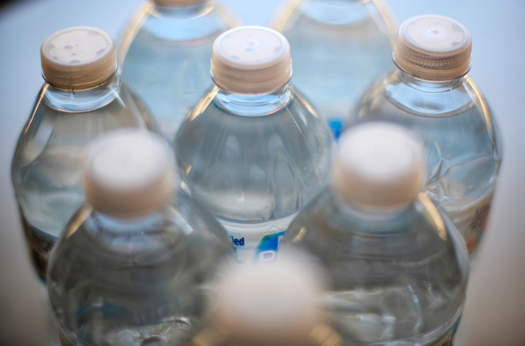 San Franciscos internationella flygplats är den första i världen att förbjuda försäljning av vatten i plastflaskor.