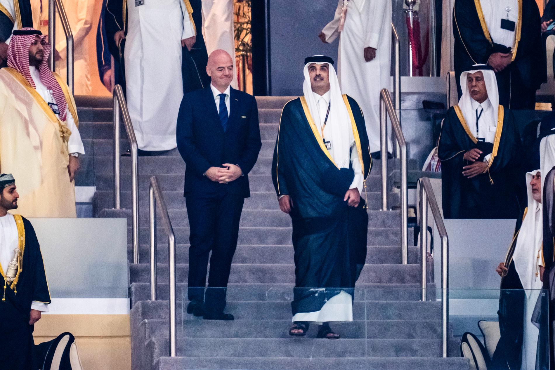 Fifas president Gianni Infantino och Emiren av Qatar, Tamim bin Hamad Al Thani, anländer till premiärmatchen mellan Qatar och Ecuador i Al Bayt Stadium i Al Khor under herrarnas fotbolls-VM 2022.