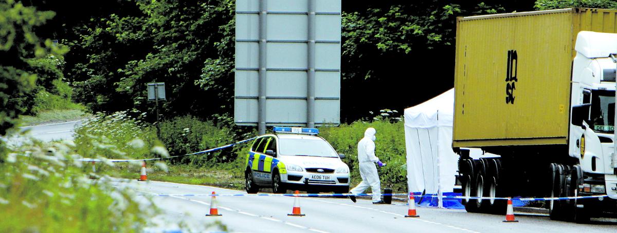 Dränkt i tändvätska Här, nära Hinxton nordost om London, hittades den brinnande väskan med svenskans illa tilltyglade kropp i. Genast drogs en stor polisinsats igång och i går anhölls en 24-årig man för mordet.