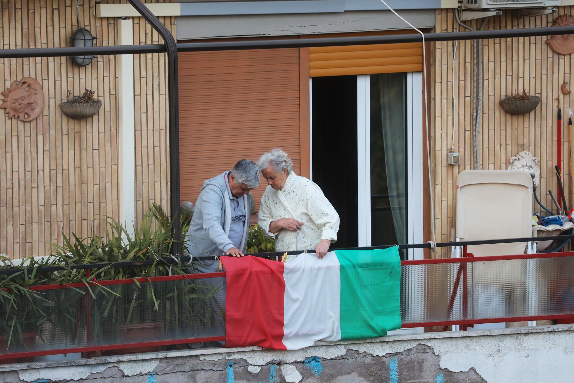 ROM, ITALIEN I coronavirusets tid spenderar fler och fler italienare sin tid isolerade hemma i lägenheten, gärna på balkongen. 