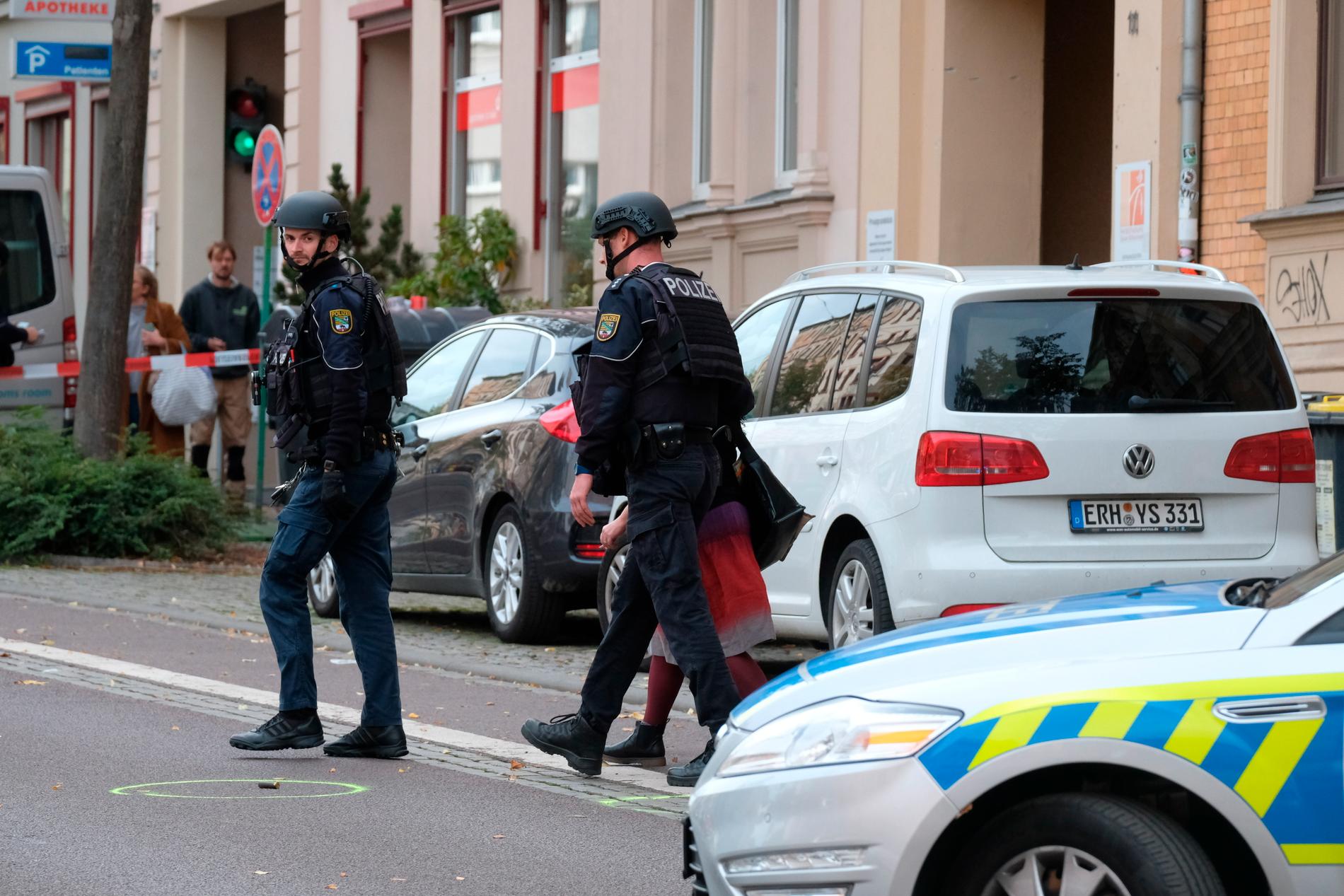Poliser vid en markerad patronhylsa i Halle.