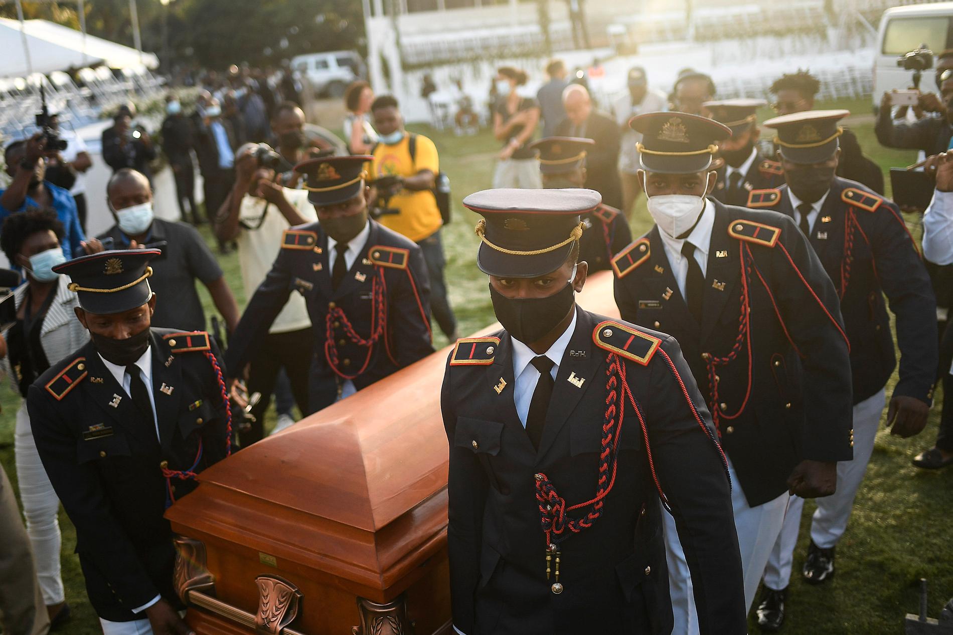 Poliser bär kistan med den mördade presidenten Jovenel Moïse till sista vilan i Cap-Haïtien.