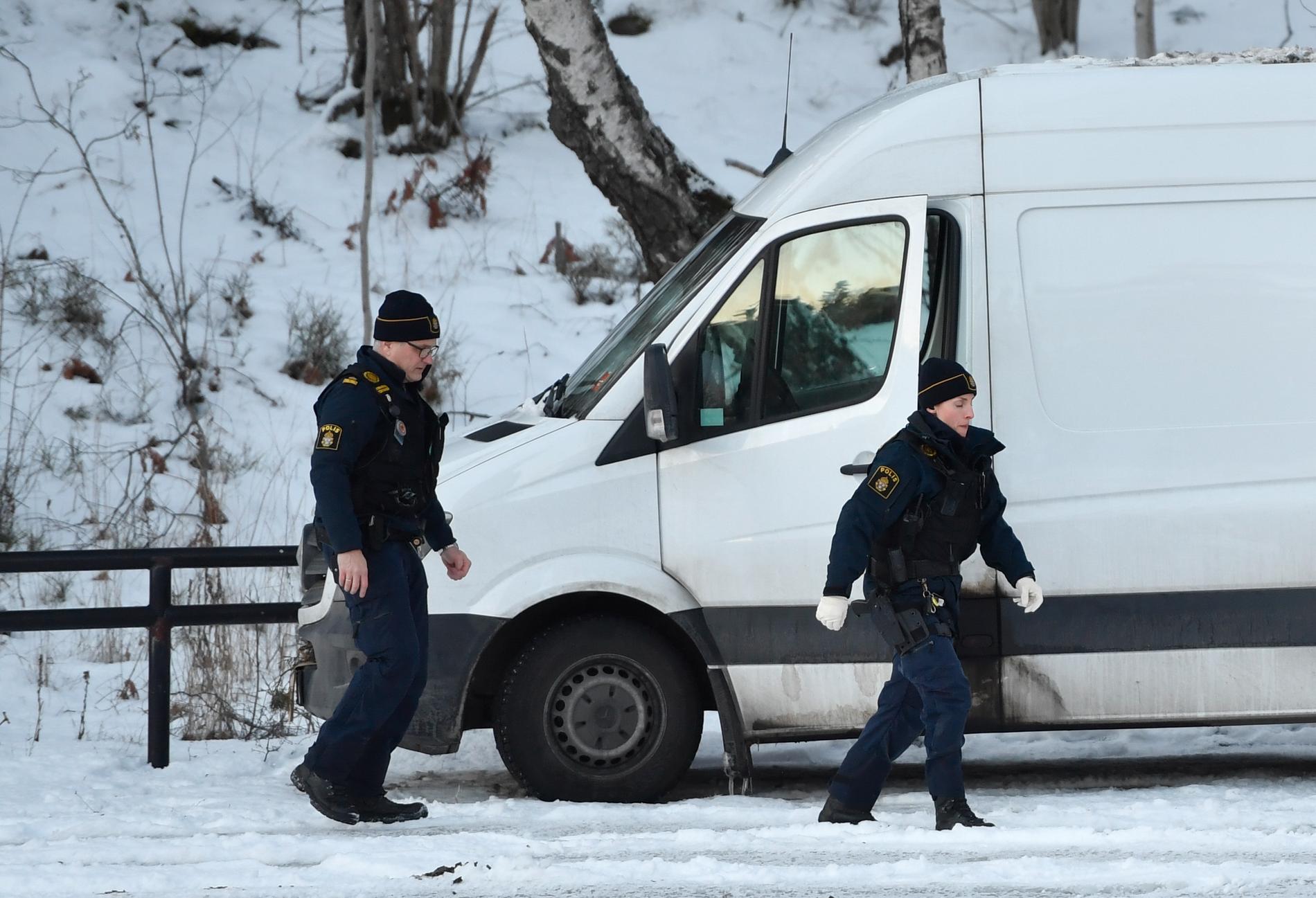 Polisen undersöker en hyrbil söder om Stockholm där en kvinna och ett barn hittades döda i fredags.