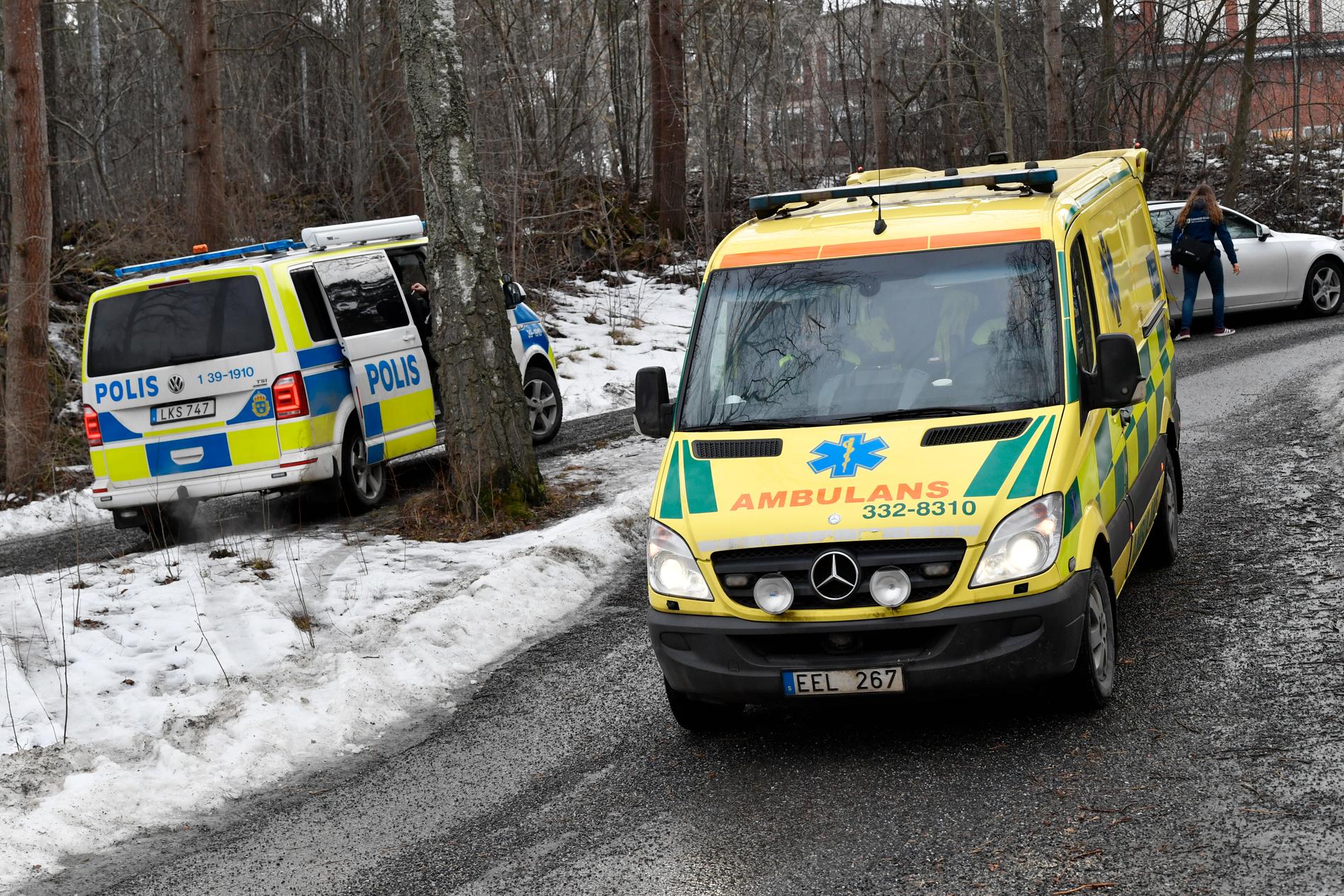 Polis, ambulans och räddningstjänst kallades till en skola på Lidingö efter att flera elever plötsligt insjuknat. Arkivbild.
