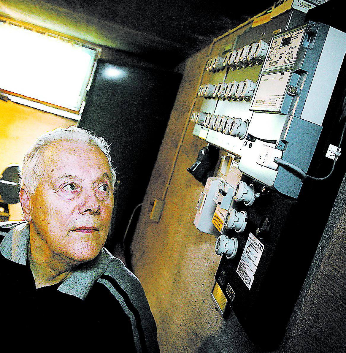 Nils Norling, 81, har antecknat sin förbrukning i tjugo år. När han fick en ny energibox blev räkningarna plötsligt mycket dyrare. ”Jag blir så arg när de ska fiffla”, säger han.
