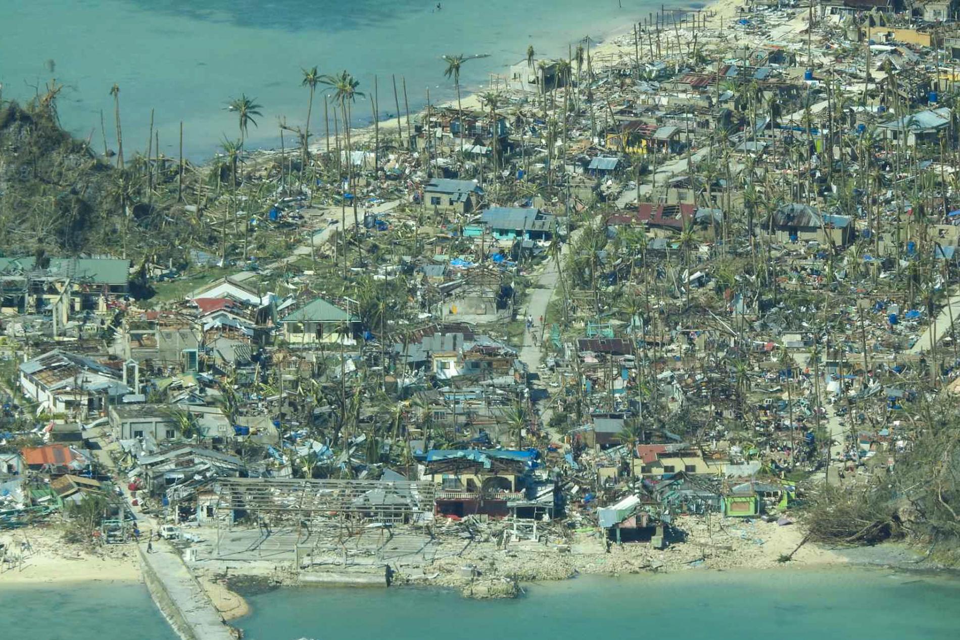 Det här fotot från den filippinska kustbevakningen visar skadorna efter tyfonen i en kustby i Surigao del Norte-provinsen i södra Filippinerna. Över 300 000 människor har flytt området. Förödelsen är närmast total.