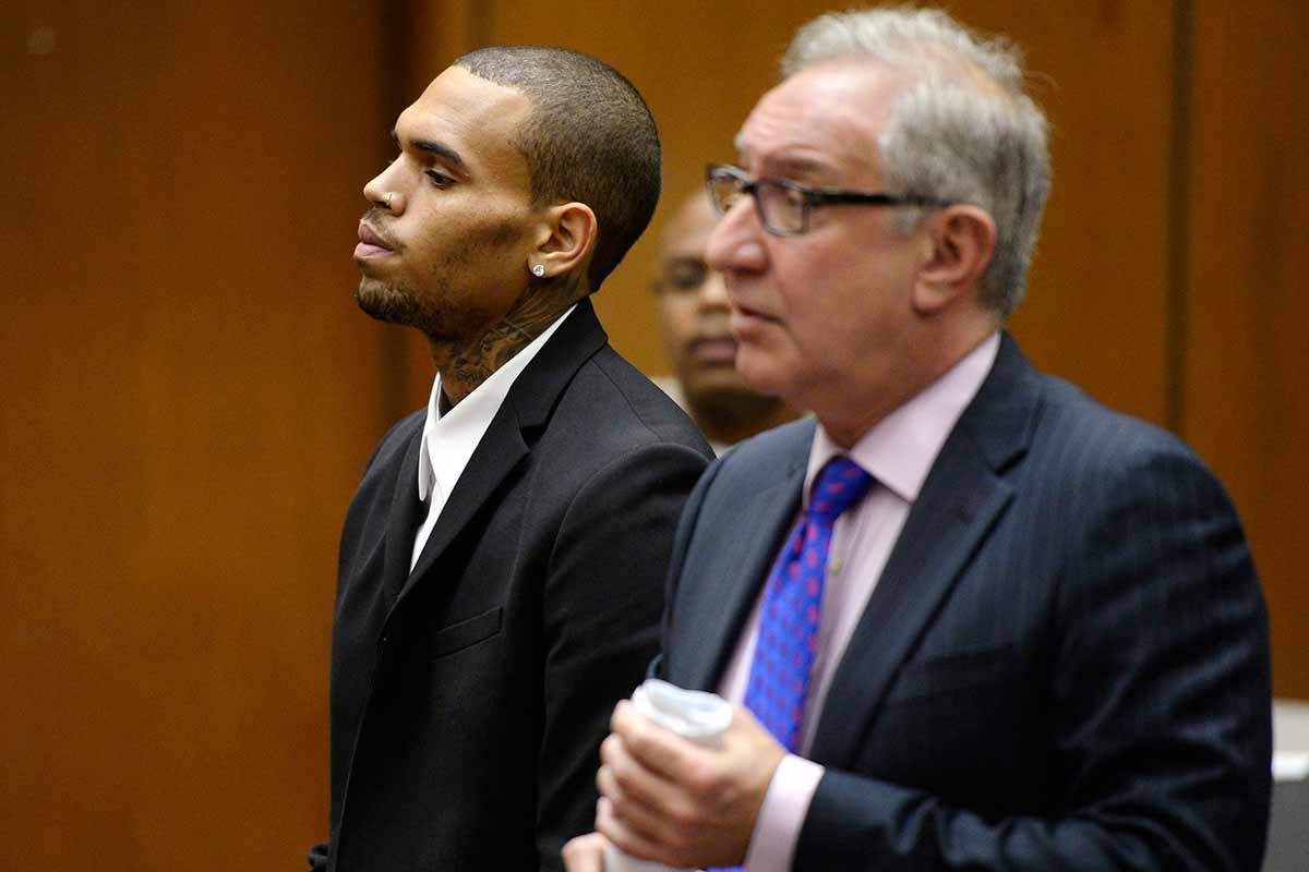 RÄTTEGÅNG. Här döms Chris Brown till 1 000 timmars samhällstjänst. För en tid sedan uppgav han att han plockat skräp när han istället satt på ett privatjet. Stjärnan har tidigare dömts till samhällstjänst efter att ha misshandlat Rihanna.
