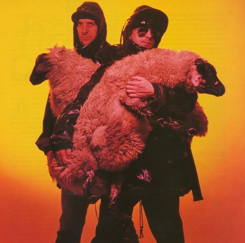Bill Drummond och Jim Cauty med ett par får 