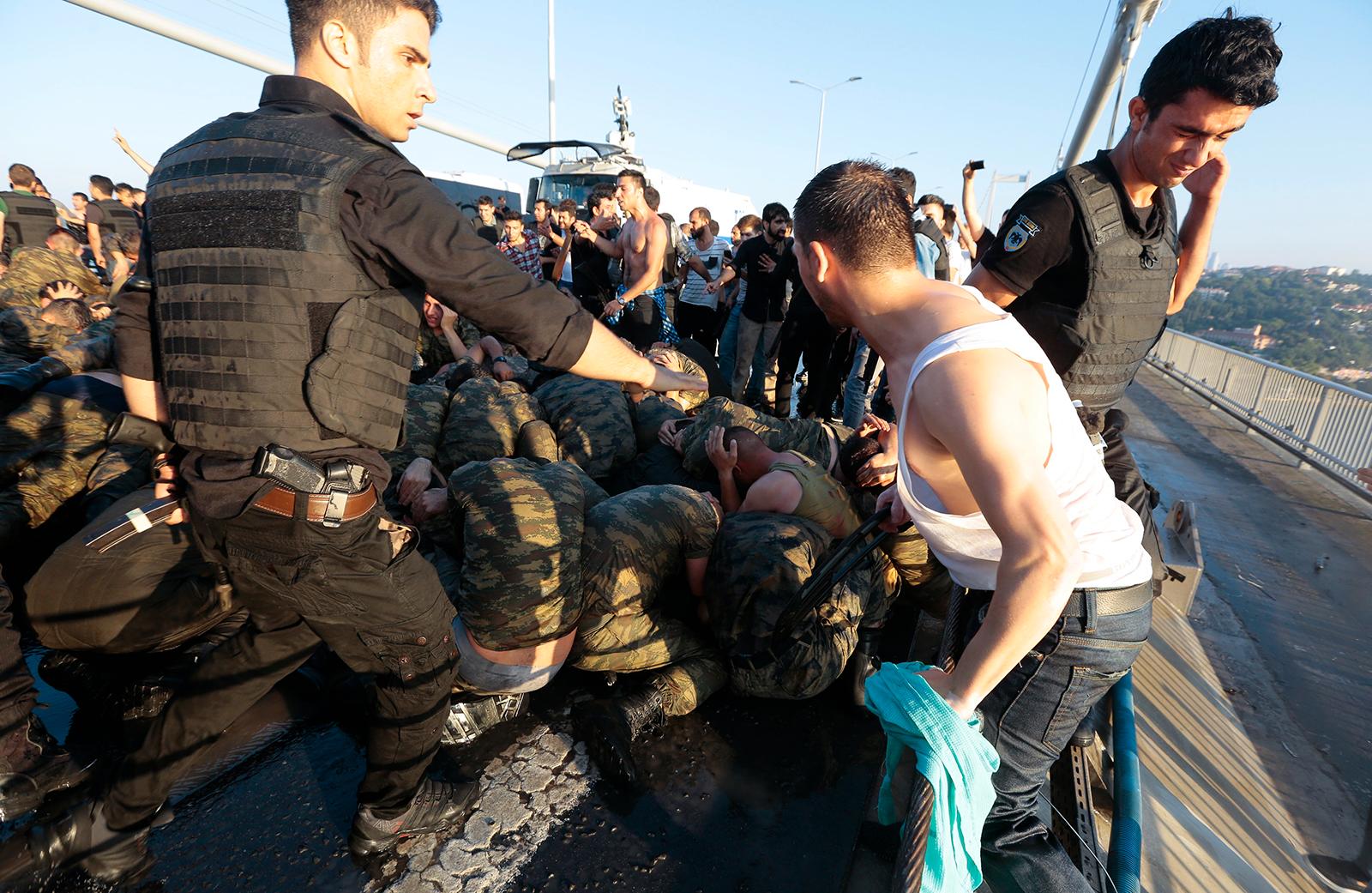 Polisen försöker skydda kuppmakarna från civilbefolkningen.