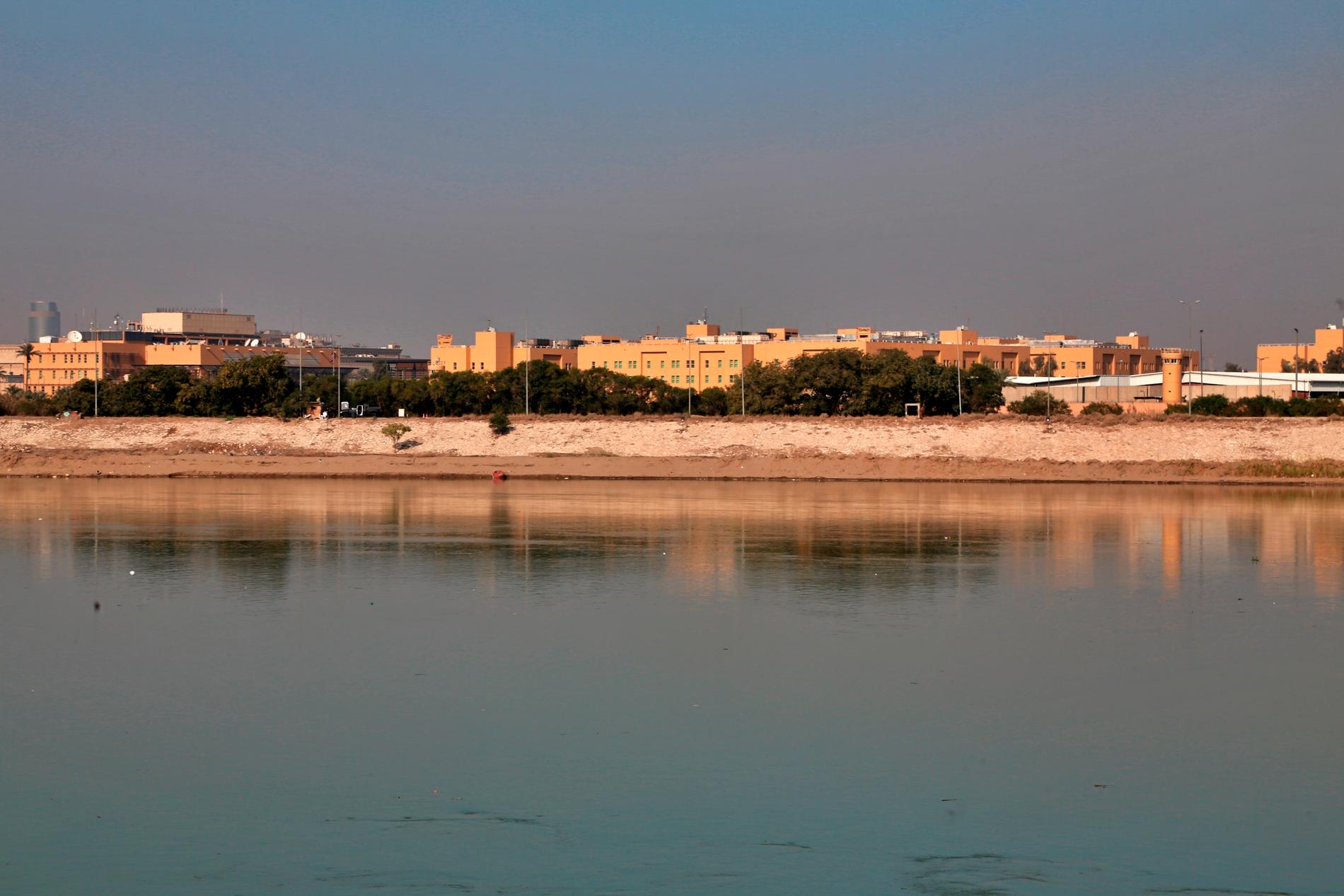 Raket ska ha träffat USA:s ambassad I Bagdad, som här syns på andra sidan av floden Tigris tidigare i januari.