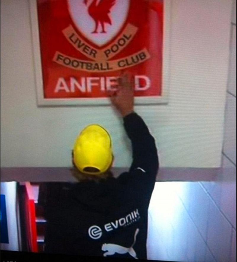 Här klappar Klopp Liverpool-loggan på Anfield.