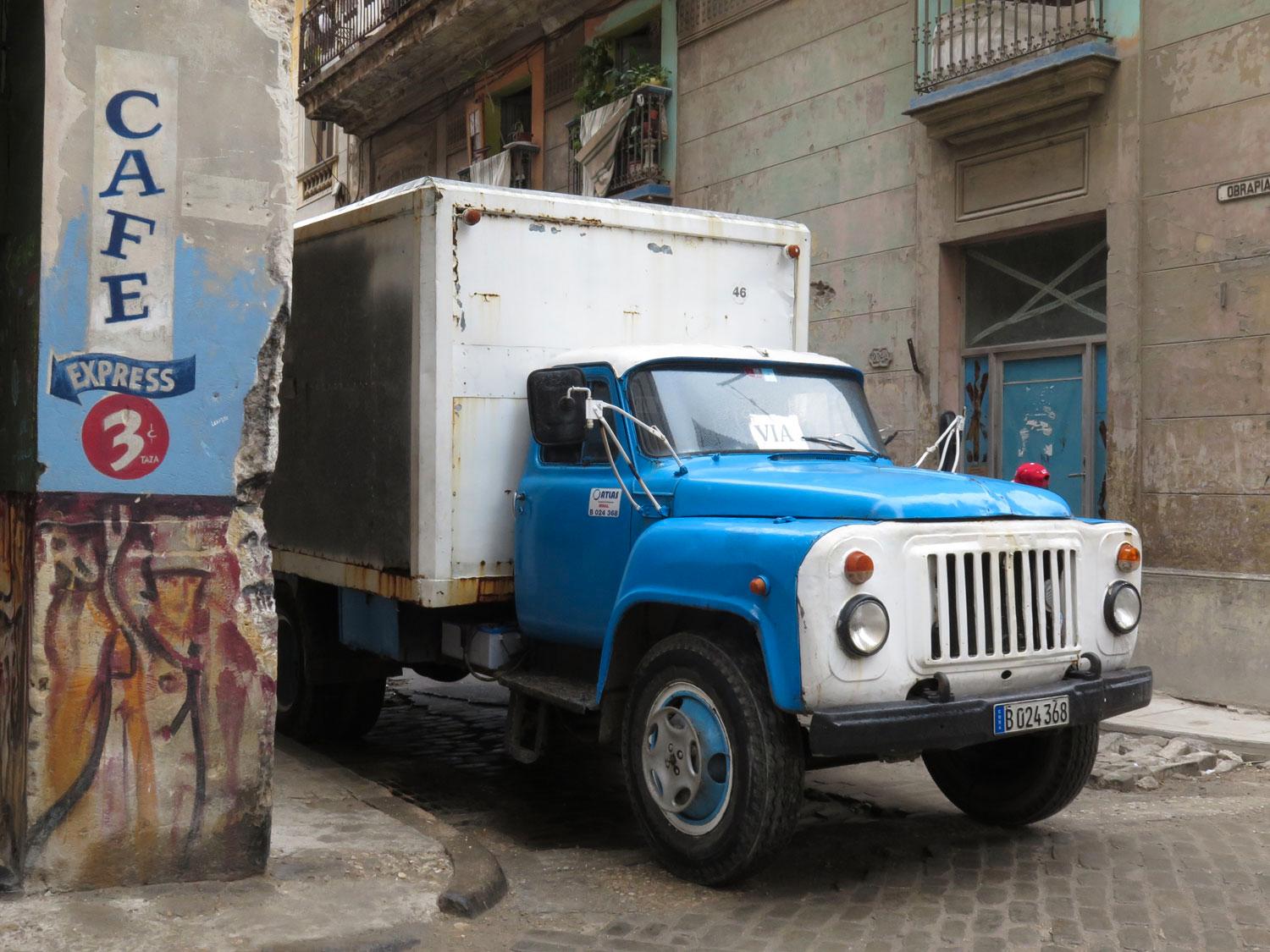 Lastbilarna är alltid blå-vita och oftast ryska GAZ 52 från1970 och 80-talen, som den här som levererar varor i Gamla Havanna.