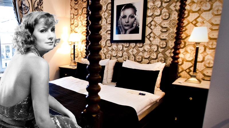 Har du 1300 kronor över? Då står Greta Garbos gamla himmelssäng bäddad till dig i Garbo-rummet på Kung Carl.