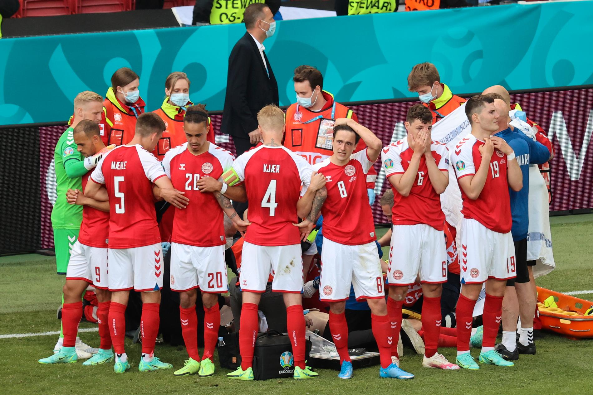 Bilder från Parken och det danska laget kring Eriksen, som fick hjärtstopp under EM-matchen mot Finland. 