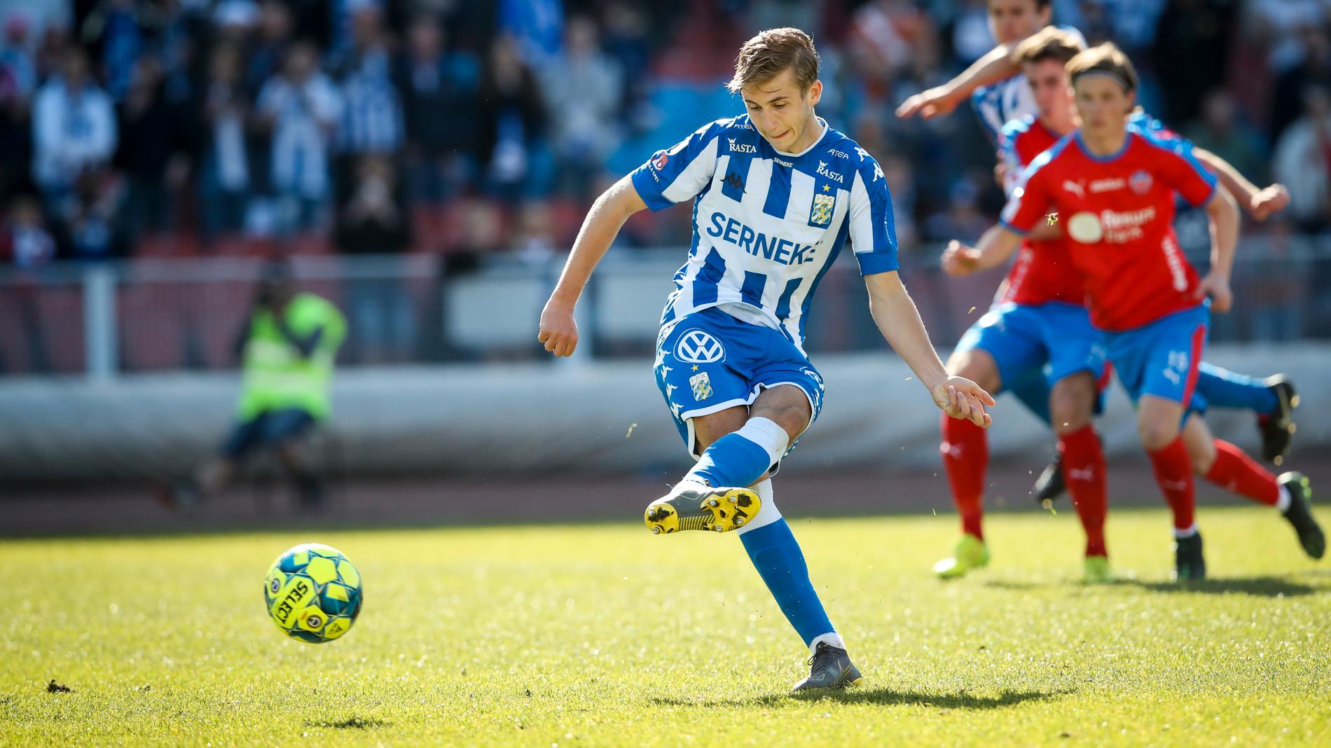 Benjamin Nygren gör mål på straff mot Helsingborg i allsvenskan i våras. IFK Göteborgs bötfälldes efter hans övergång till Genk, men har överklagat beslutet.