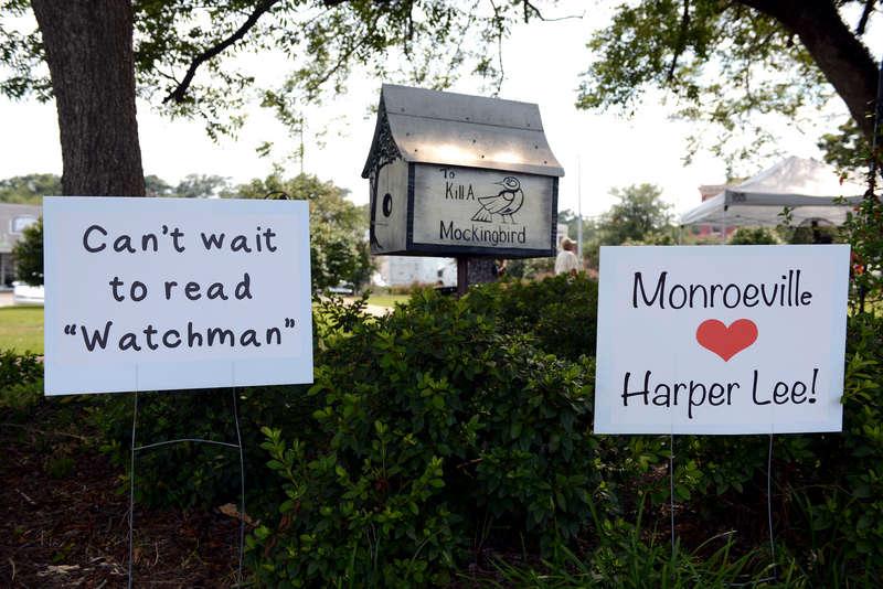 I Harper Lees hemstad Monroeville i Alabama, USA, har hängivna fans satt upp skyltar med påhejande slagord inför ­utgivningen av Ställ ut en väktare.