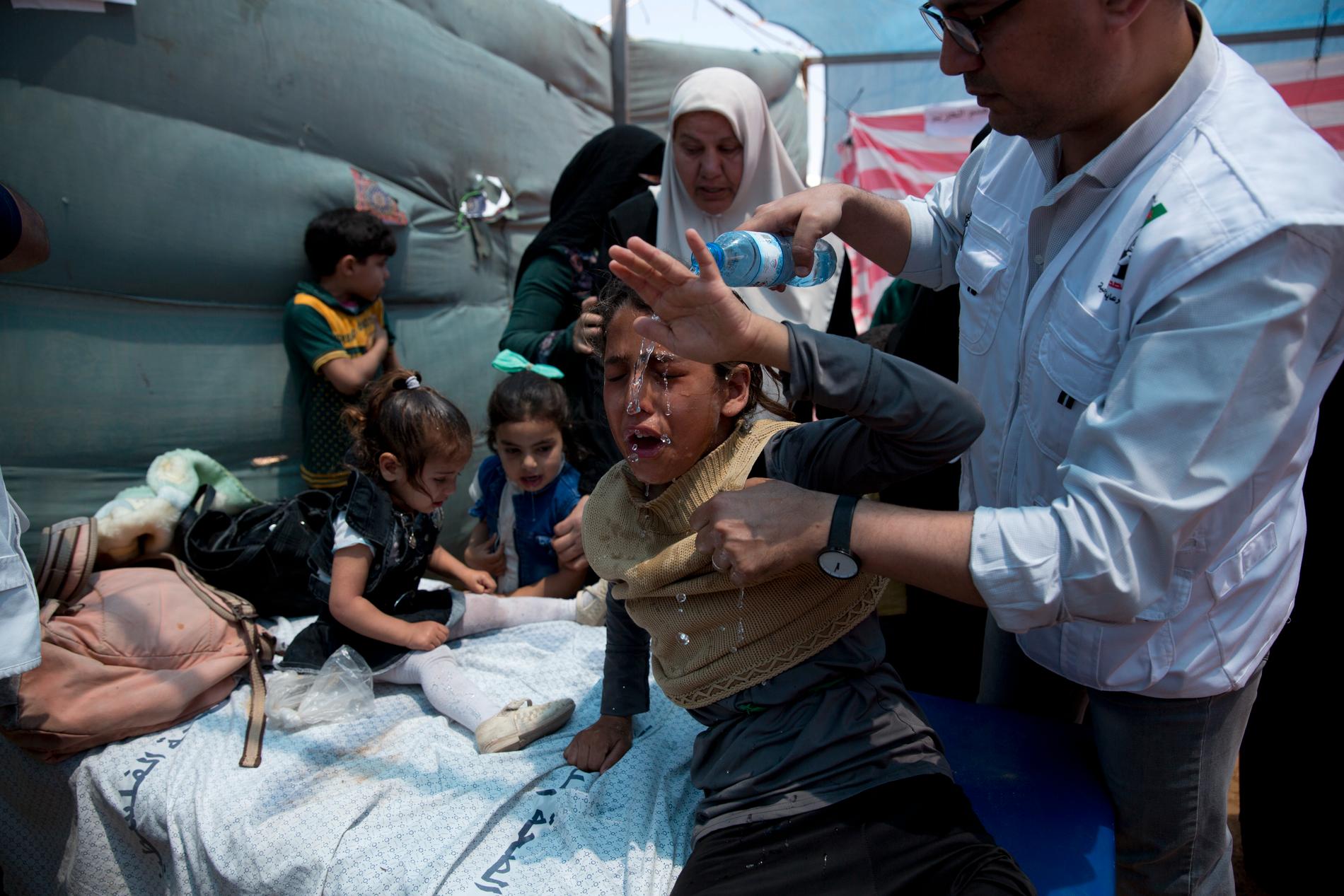 Vårdpersonal behandlar barn i Gazaremsan efter våldsamma sammandrabbningar mellan palestinska demonstranter och israelisk militär i maj i år. Arkivbild.