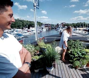 Trädgård kan man faktiskt ha även om man bor på en båt. Linus och Linda odlar både potatis och tomater ombord.