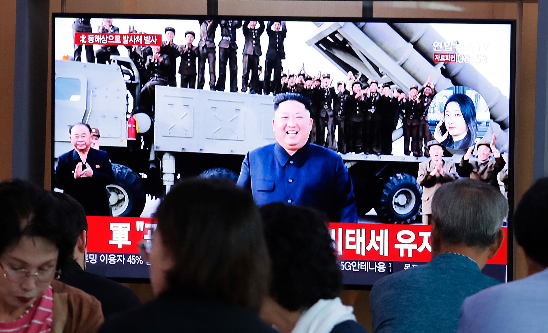En nyhetssändning, med arkivbilder på Nordkoreas diktator Kim Jong-Un, om onsdagens robotuppskjutning. Bilden är tagen på Seouls centralstation.