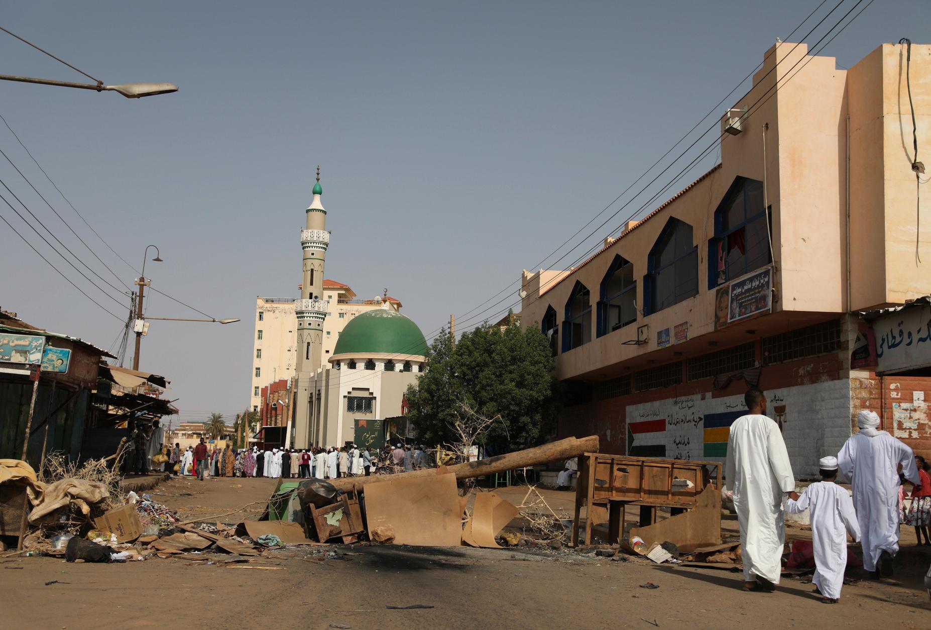 En vägavspärrning som demonstranter byggt i Sudans huvudstad Khartum. Arkivbild.