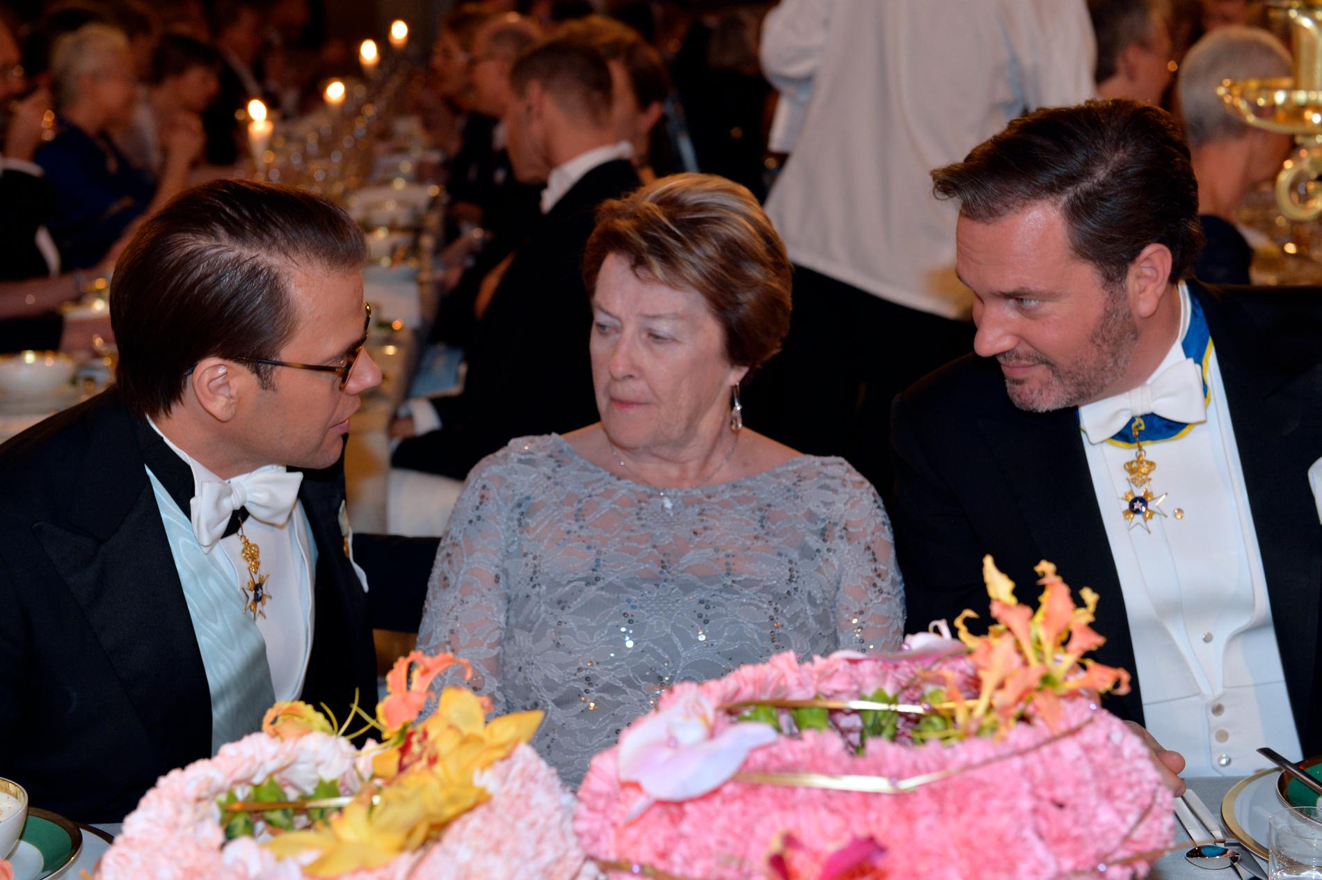 Prins Daniel, Janet McDonald och herr Cristopher O'Neill till bords vid Nobelbanketten i Blå hallen på torsdagen.