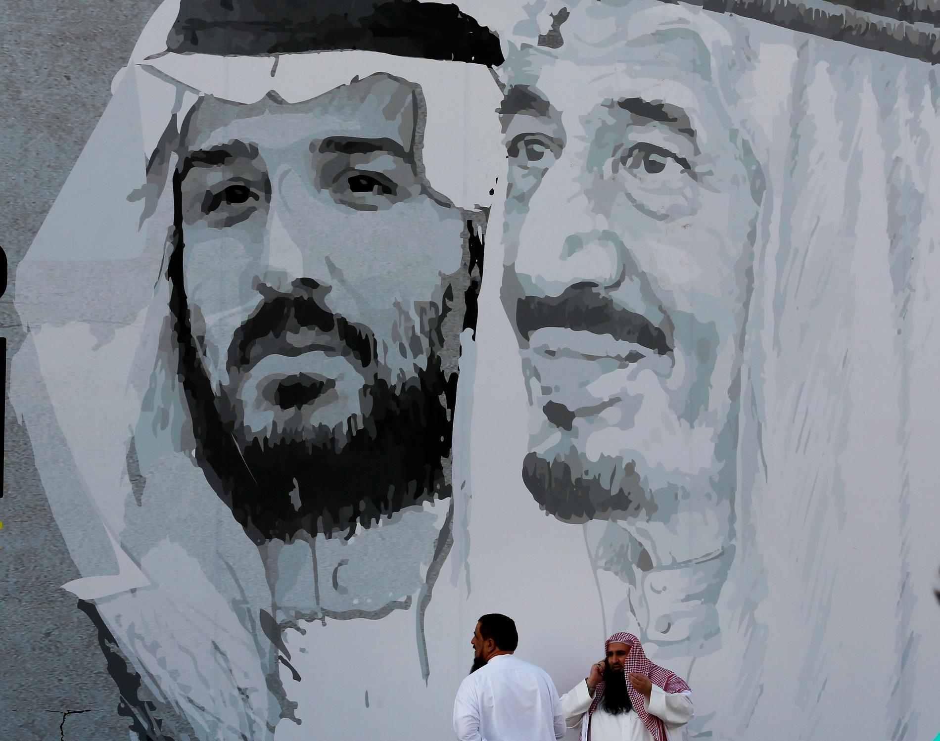 Ett porträtt av Mohammed bin Salman och fadern kung Salman i Riyad. Kungen är nu så gammal att kronprinsen anses i praktiken styra landet.