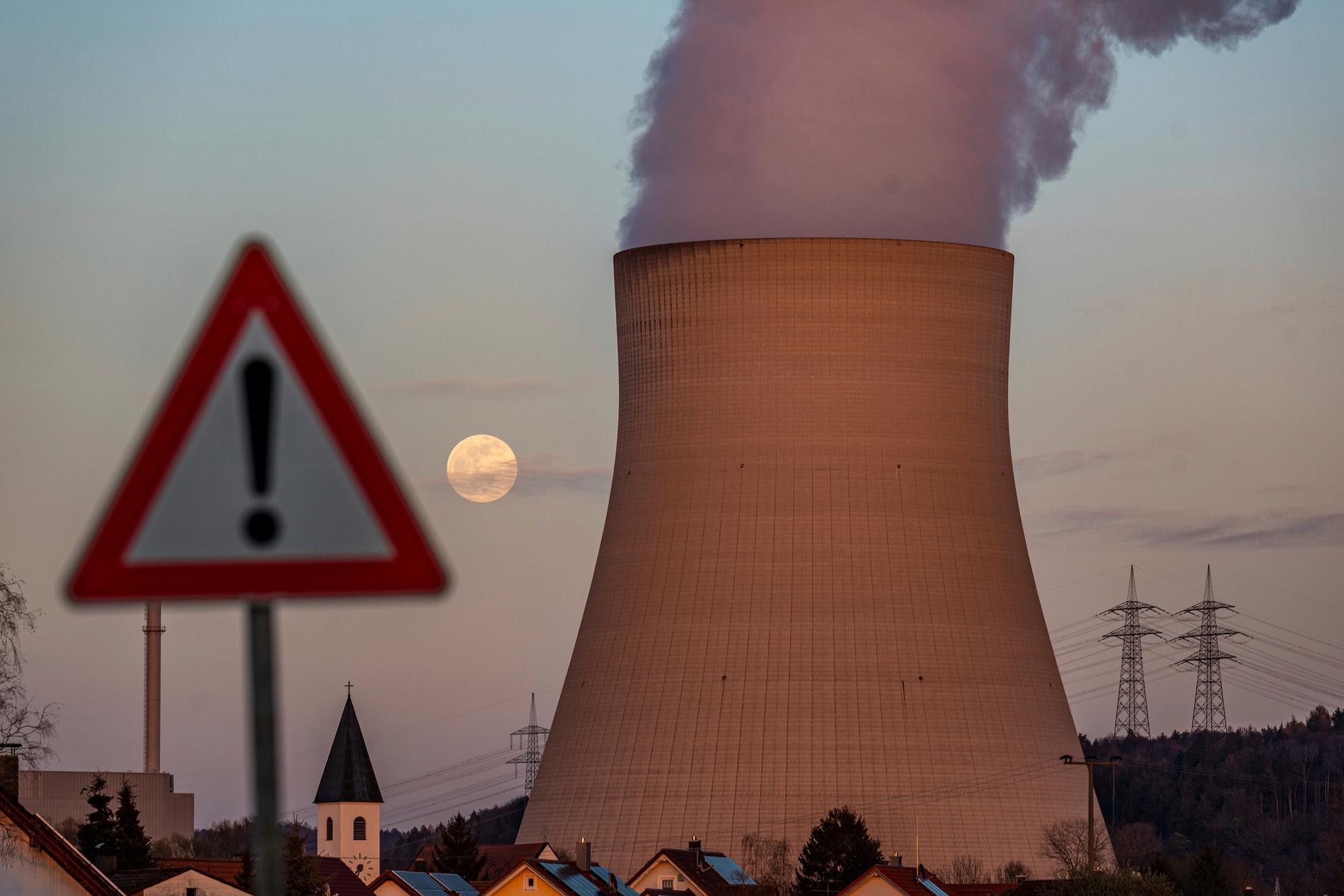 Kyltornet på kärnkraftverket Isar 2 i Essenbach, Tyskland. Kärnkraftverket ska stängas för gott den 15 april.