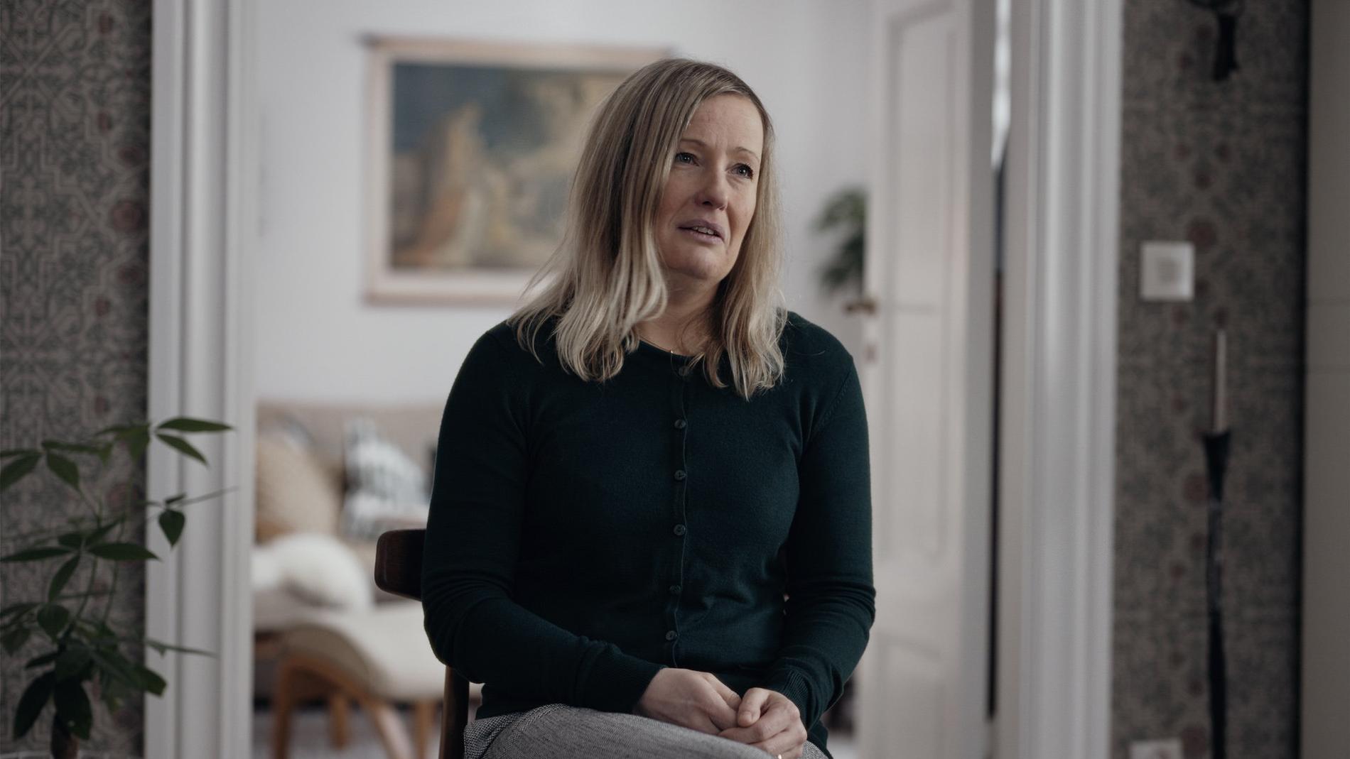 Barnflickan Sara Svensson intervjuas i "dokumentärserien "Knutby: I blind tro". Pressbild.