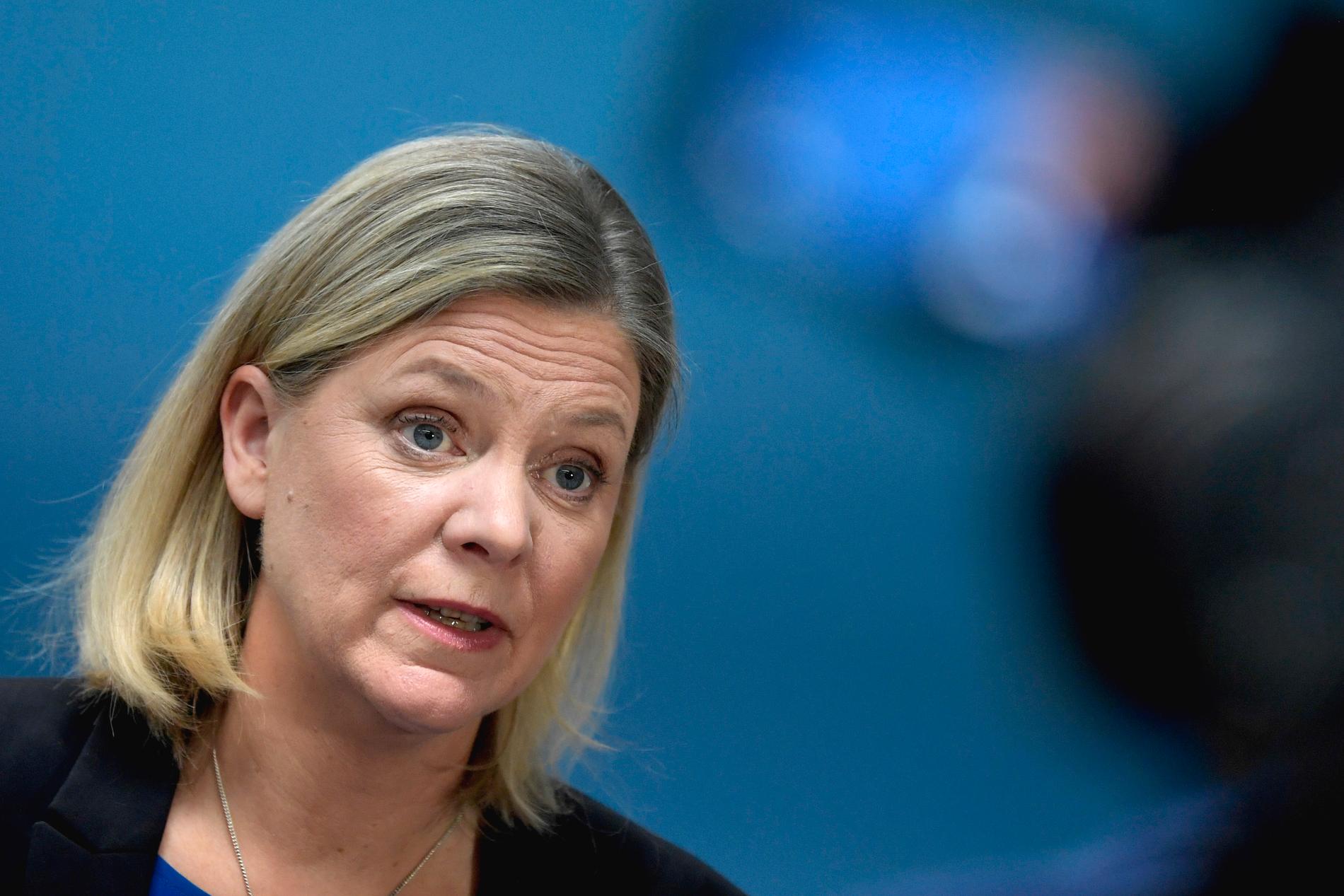 Finansminister Magdalena Andersson (S) har öppnat för karensperioder för bonusar och utdelningar.