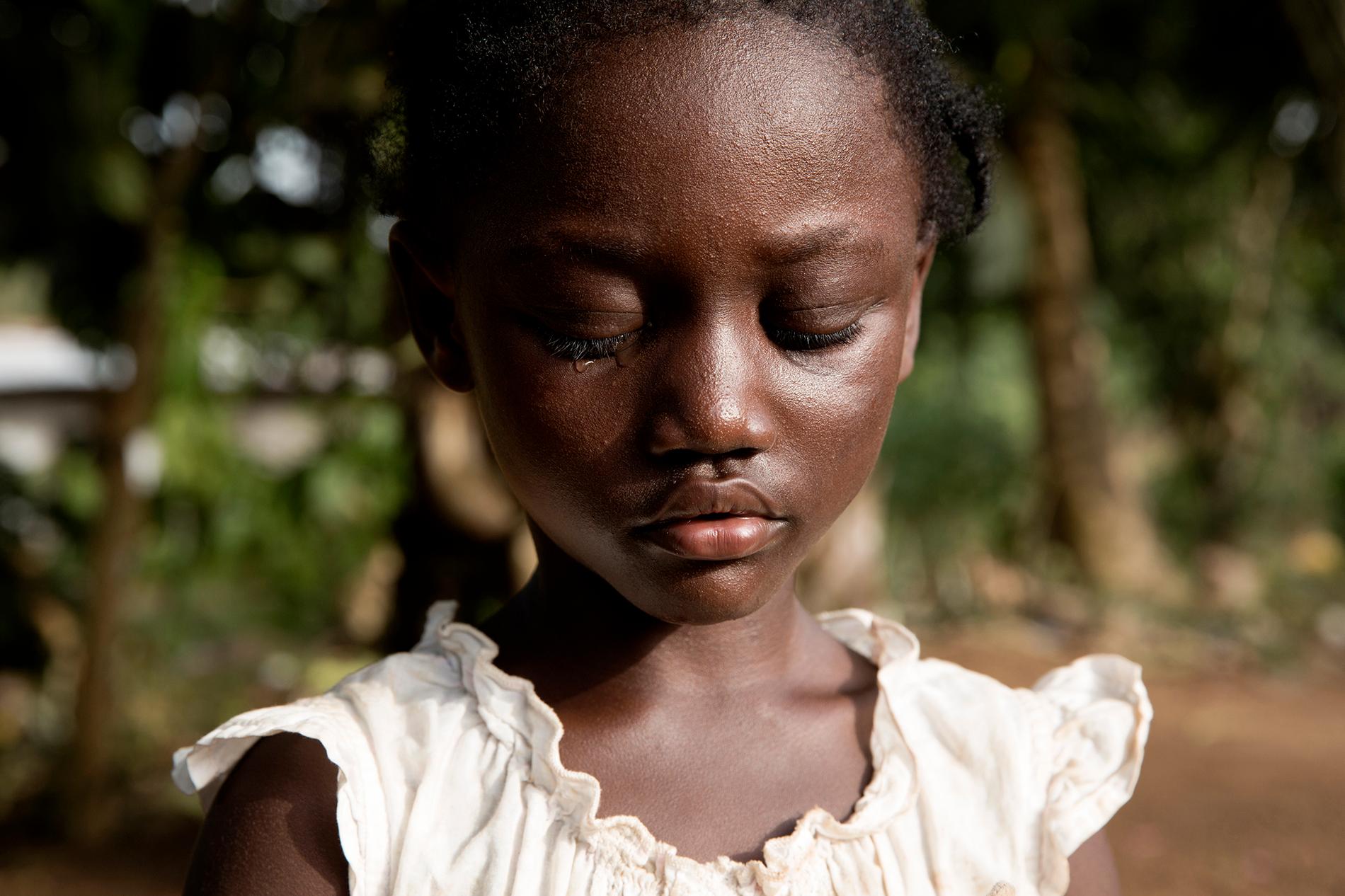 Aftonbladets fotograf Niclas Hammarström tog bilden på femåriga Fatou - som lever i ebolans Liberia.
