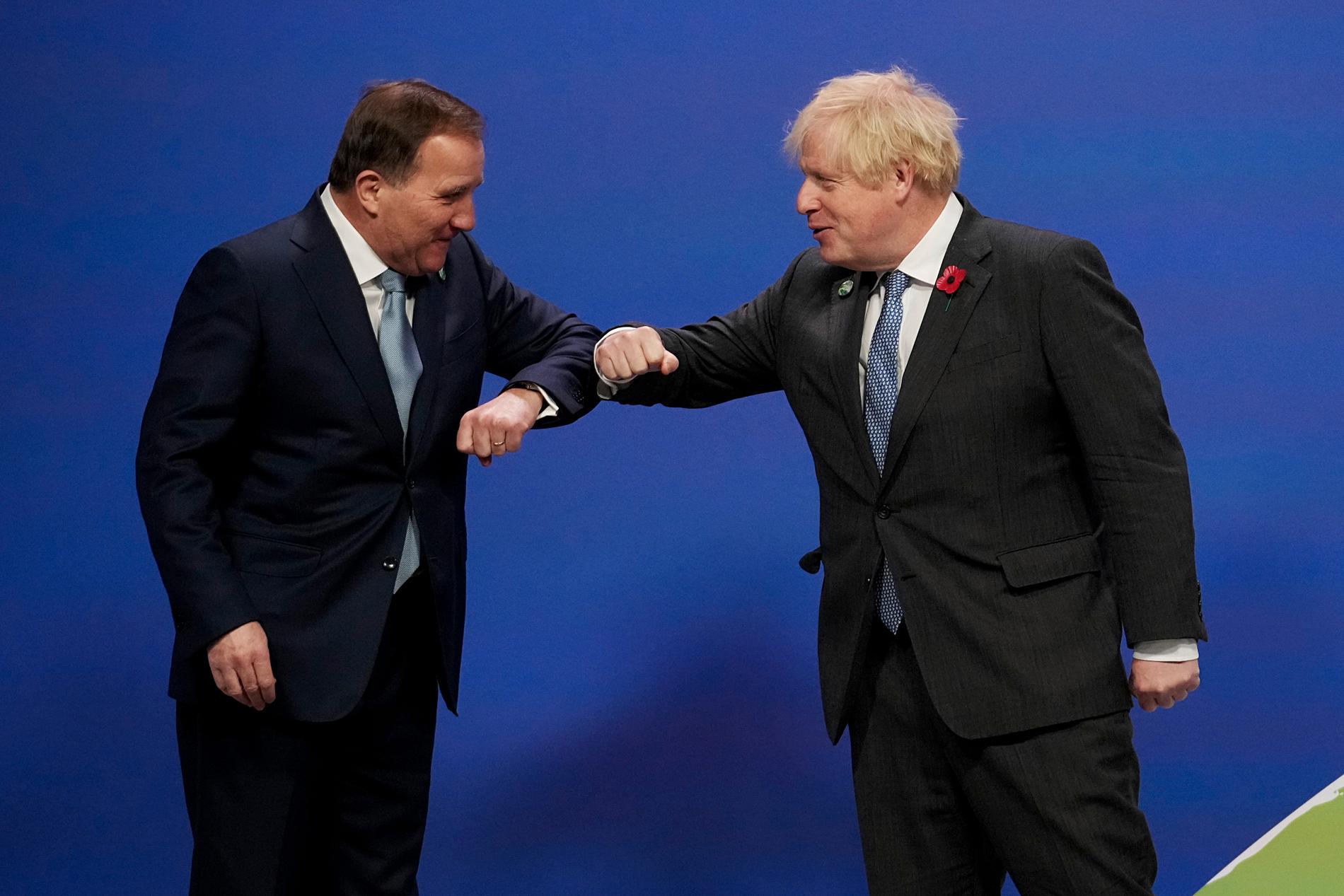 Stefan Löfven välkomnas till klimatmötet av Storbritanniens premiärminister Boris Johnson.
