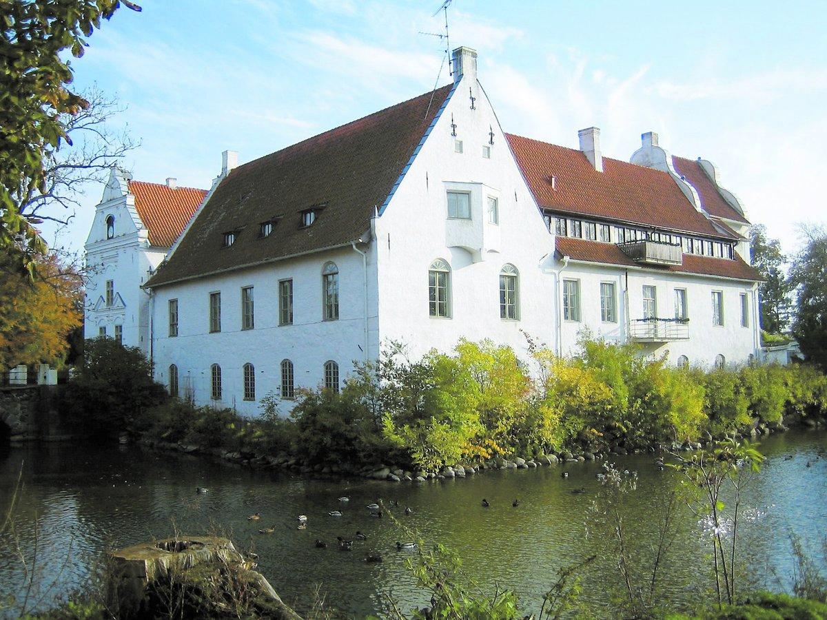värt 129 miljoner Slottet Dybäck är Sveriges sydligaste slott och värt 129 miljoner kronor.