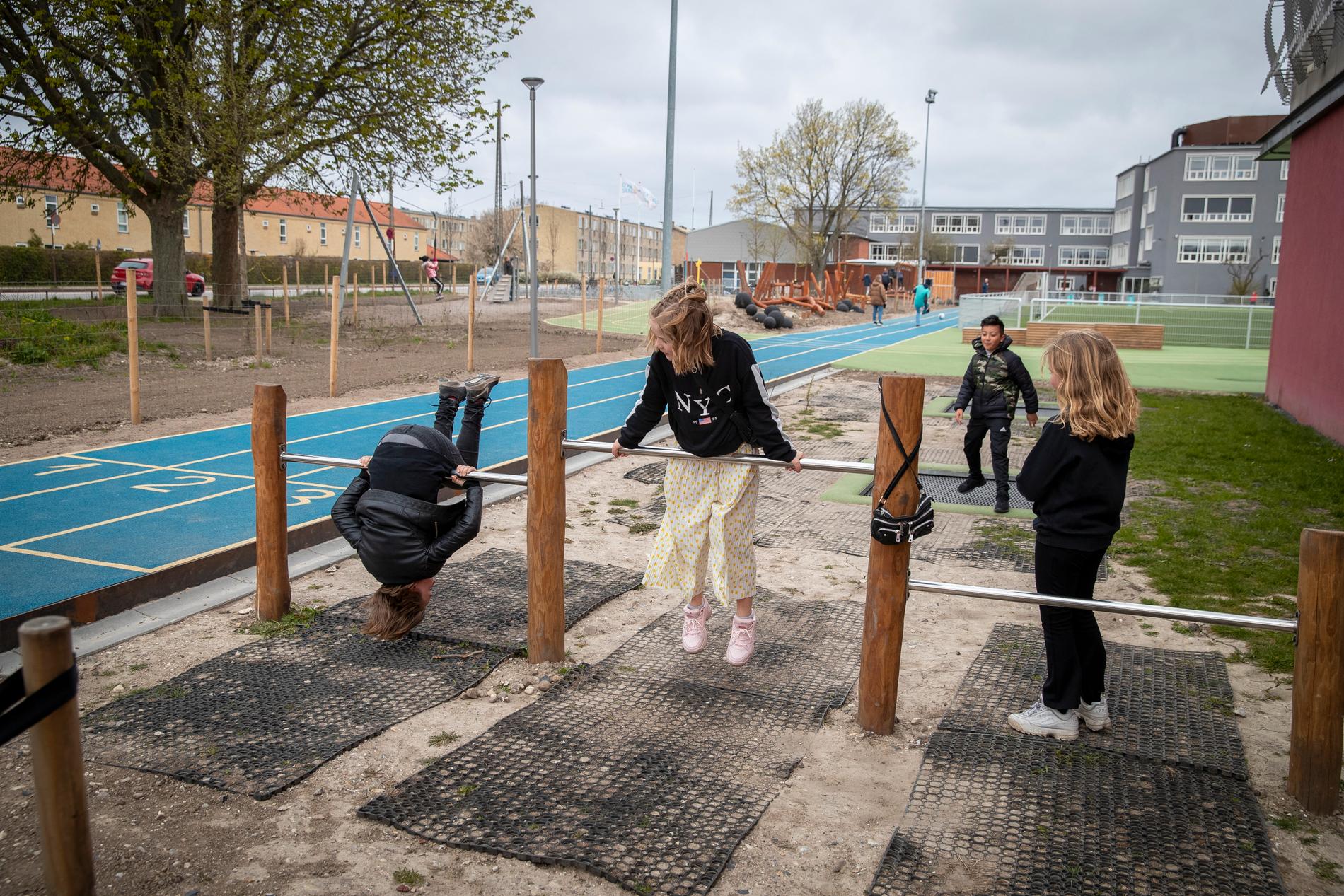 Den 15 april öppnade Danmark upp förskolor och skolor för de yngsta barnen. Barnen måste hålla två meters avstånd till varandra och tvätta händerna varannan timme. Barn på Likkebo skola i Köpenhamn.