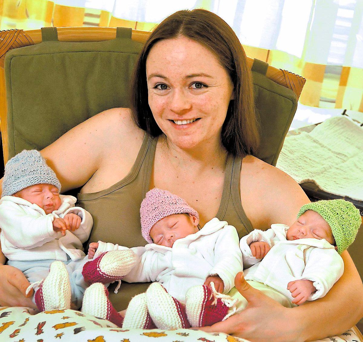 lika som bär Zoe, Kim och Amy är enäggstrillingar, här tillsammans med mamma Mae Astley. De är födda ur samma ägg och chansen för att det ska hända är en på 200 miljoner.