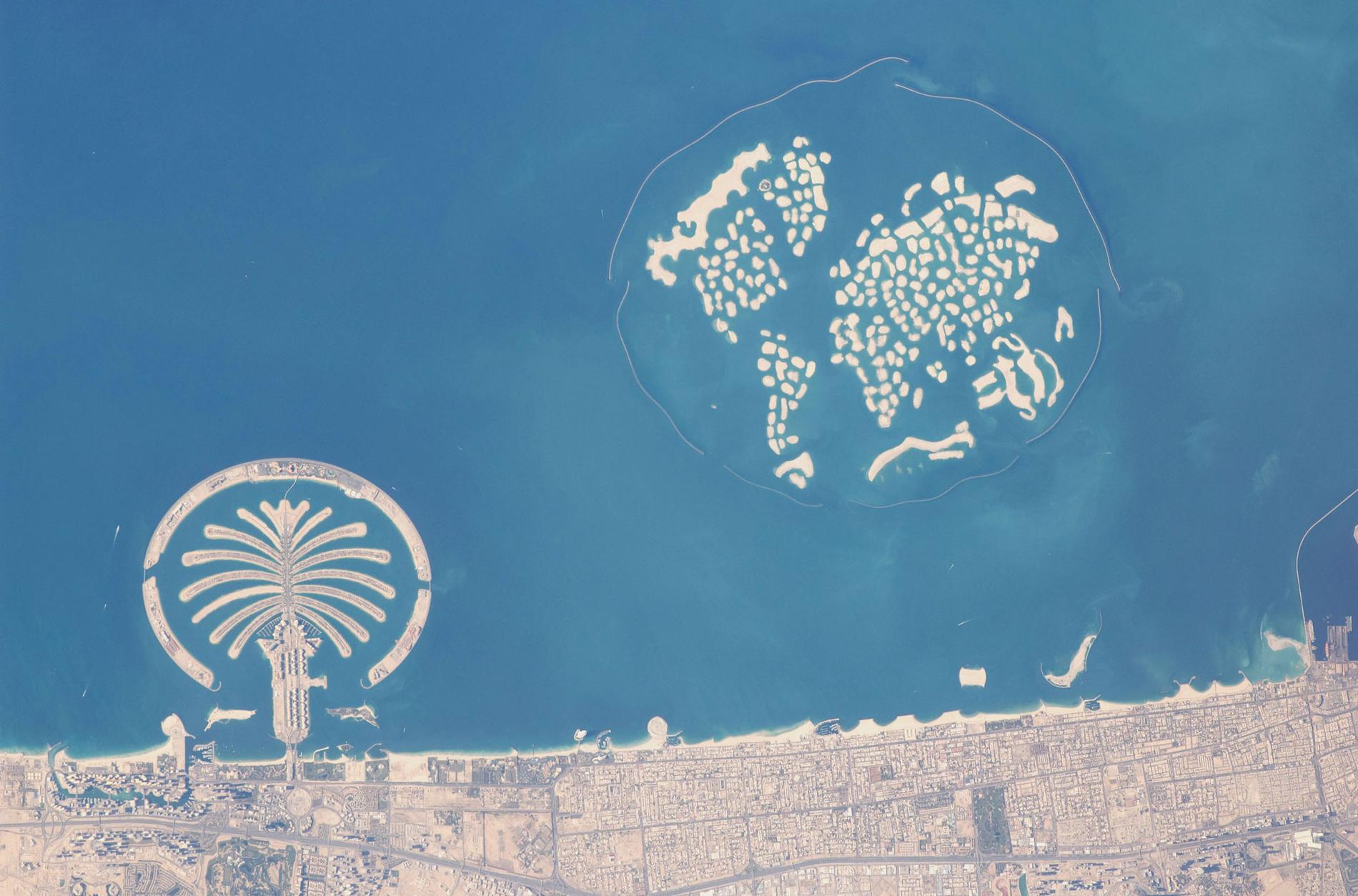 Konstgjorda ö-världar i Dubai: till vänster The Palm, till höger The World.