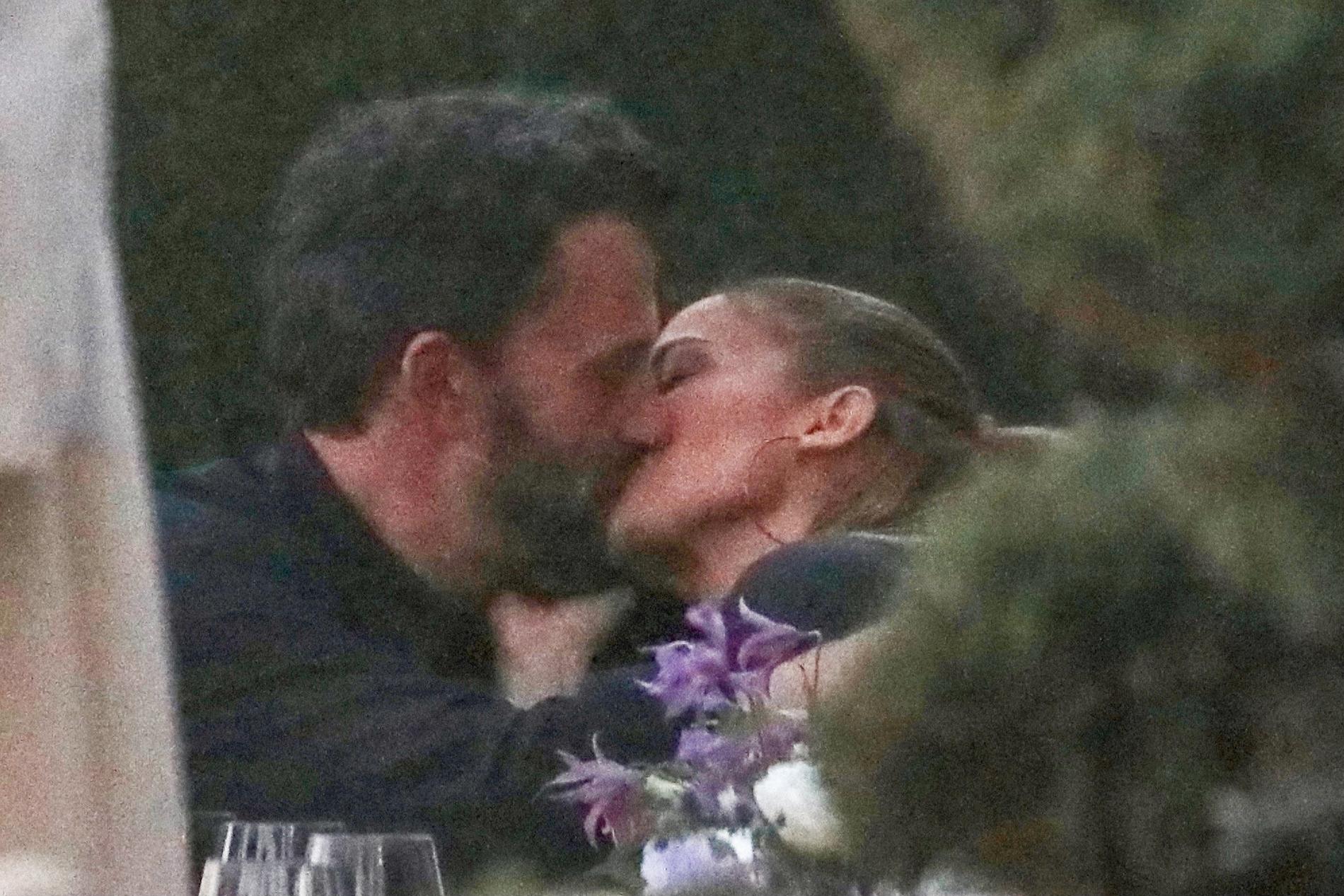 Ben Affleck och Jennifer Lopez fånades på bild i en djup kyss på restarang Nobu i Malibu tidigare i sommar.