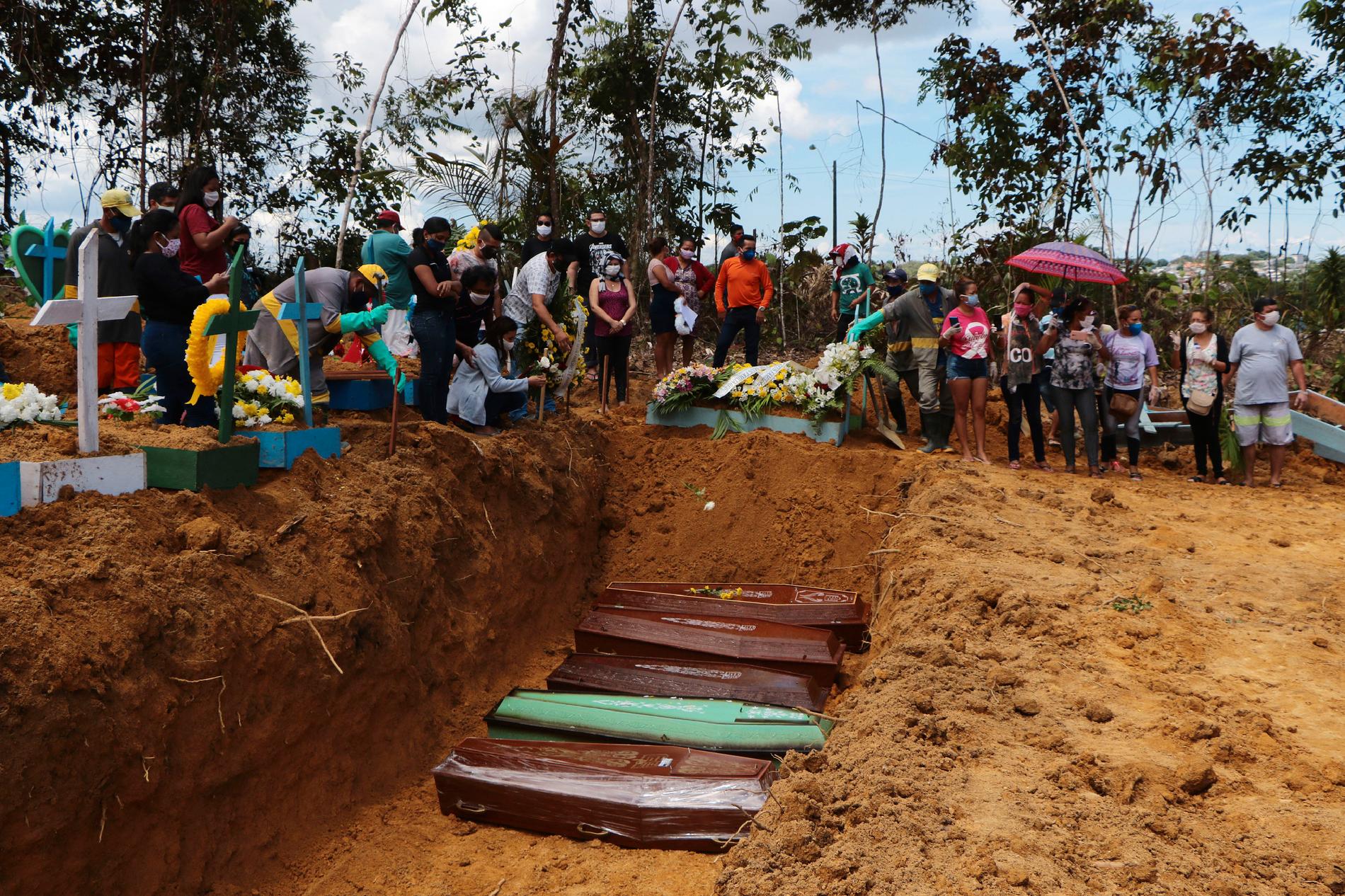 Anhöriga sörjer avlidna som begravs i massgravar i Manaus.
