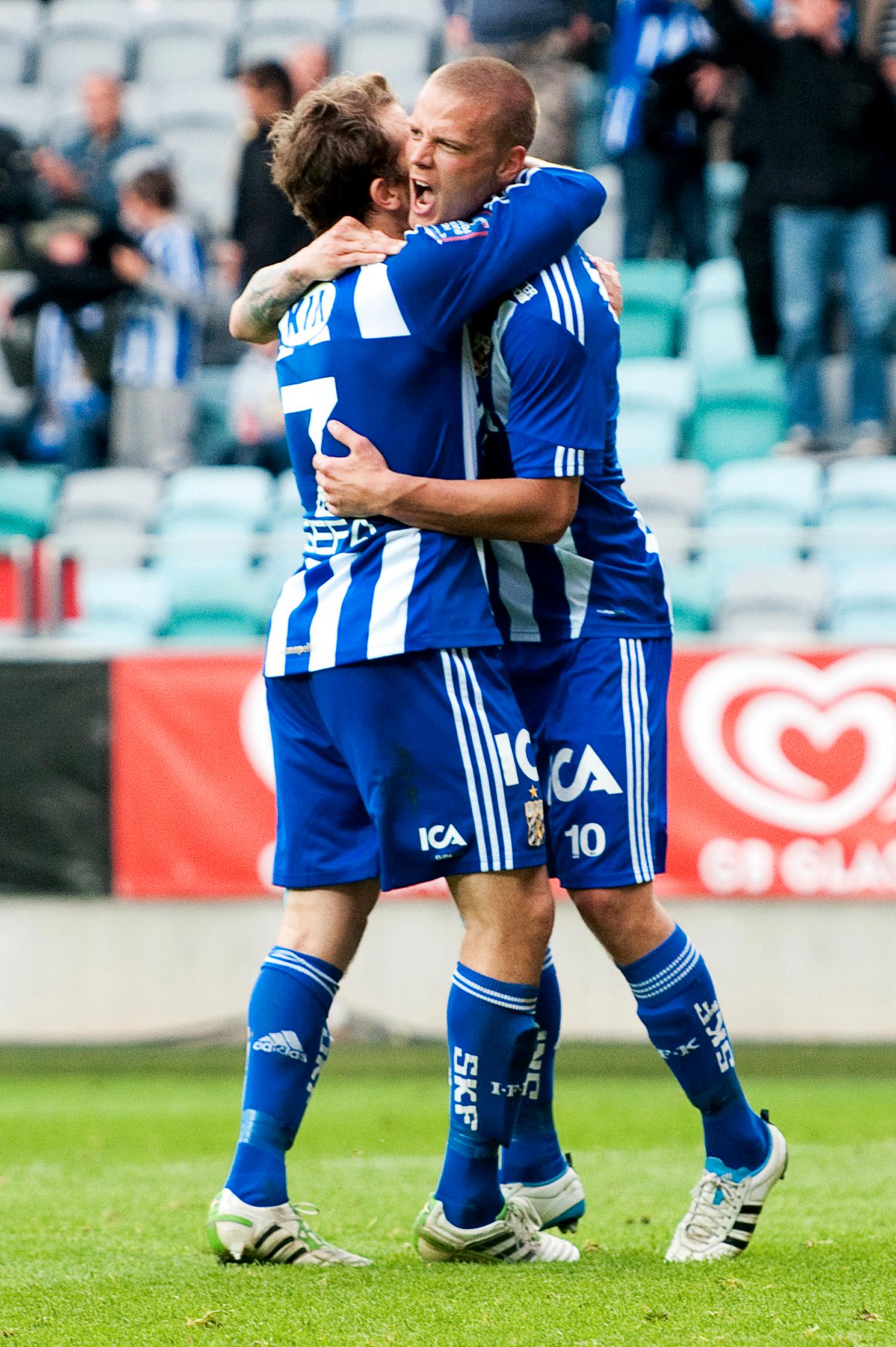 Poängräddare Ragnar Sigurdsson klappas om av Tobias Hysén efter 1-1-målet mot Trelleborg.