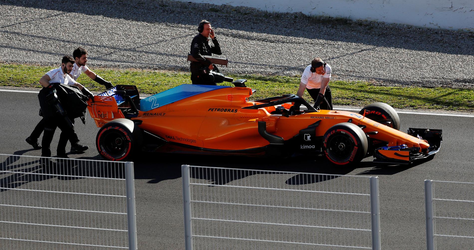 Honda har lämnat McLaren, men problemen fortsätter. Stoffel Vandoorne orsakade två röda flaggor. Det krävs en bil som håller in i mål, annars blir det inga poäng.