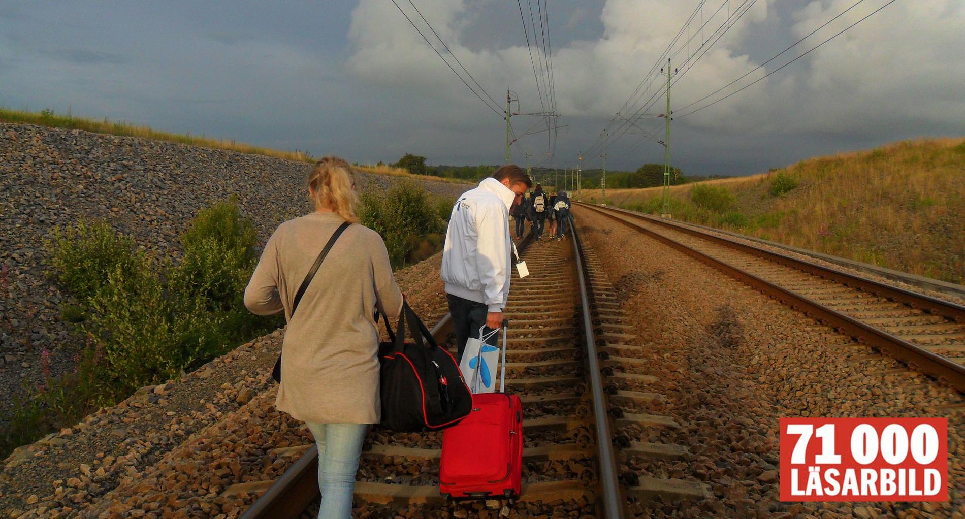 Tågpassagerare fick gå sista biten till Falkenbergs station sedan ett datorfel tvingade tågen i Västsverige att stanna.