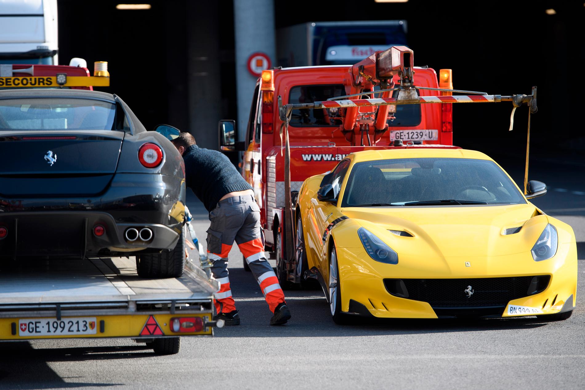 På bilden bogseras två Ferraribilar bort av polisen vid Genèves flygplats 2016 sedan de beslagtagits i samband med en korruptionsutredning mot Ekvatorialguineas vicepresident. Nu ska en samling av hans lyxbilar säljas på auktion. Arkivbild