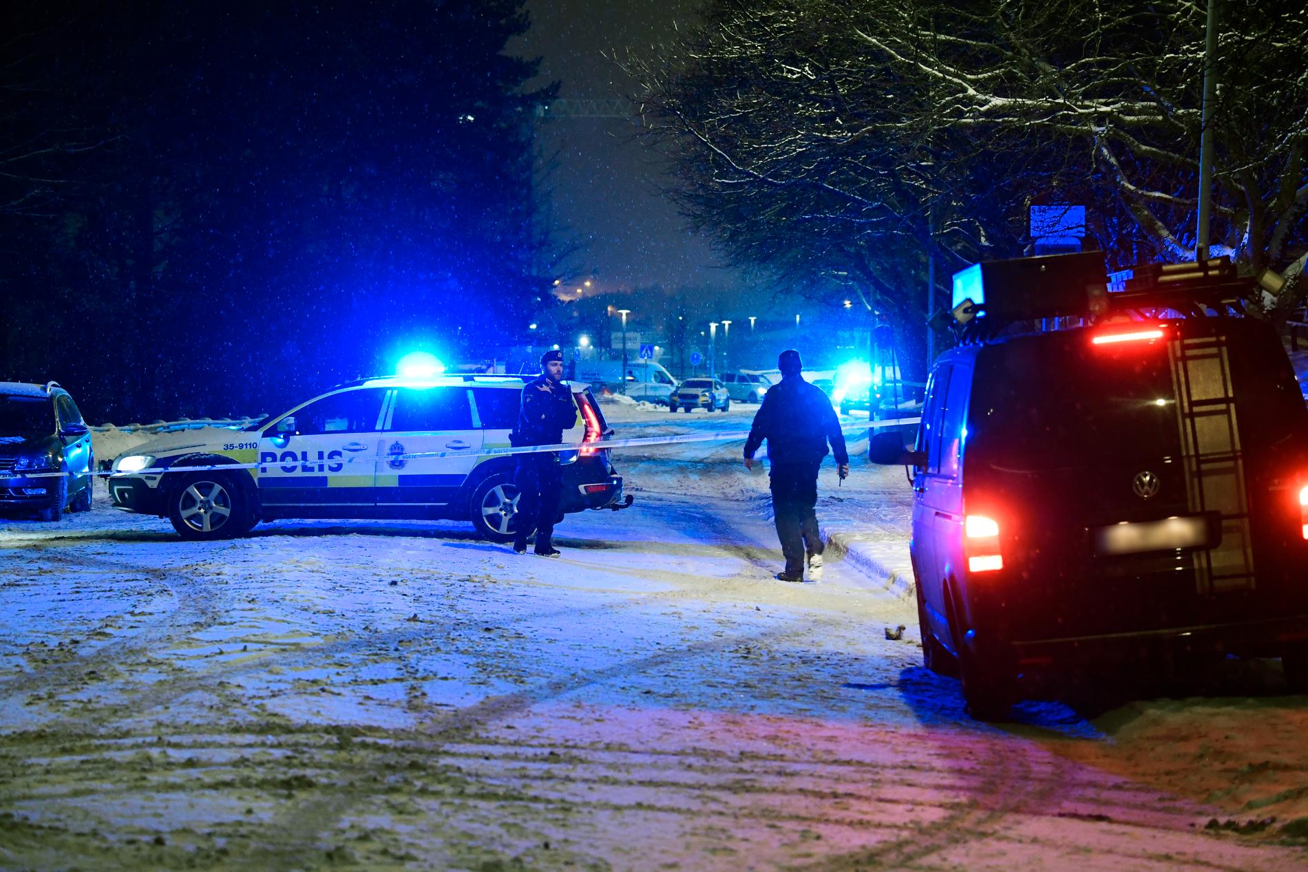 Polisen hittade 18-åringen död i snön på en gångväg. 