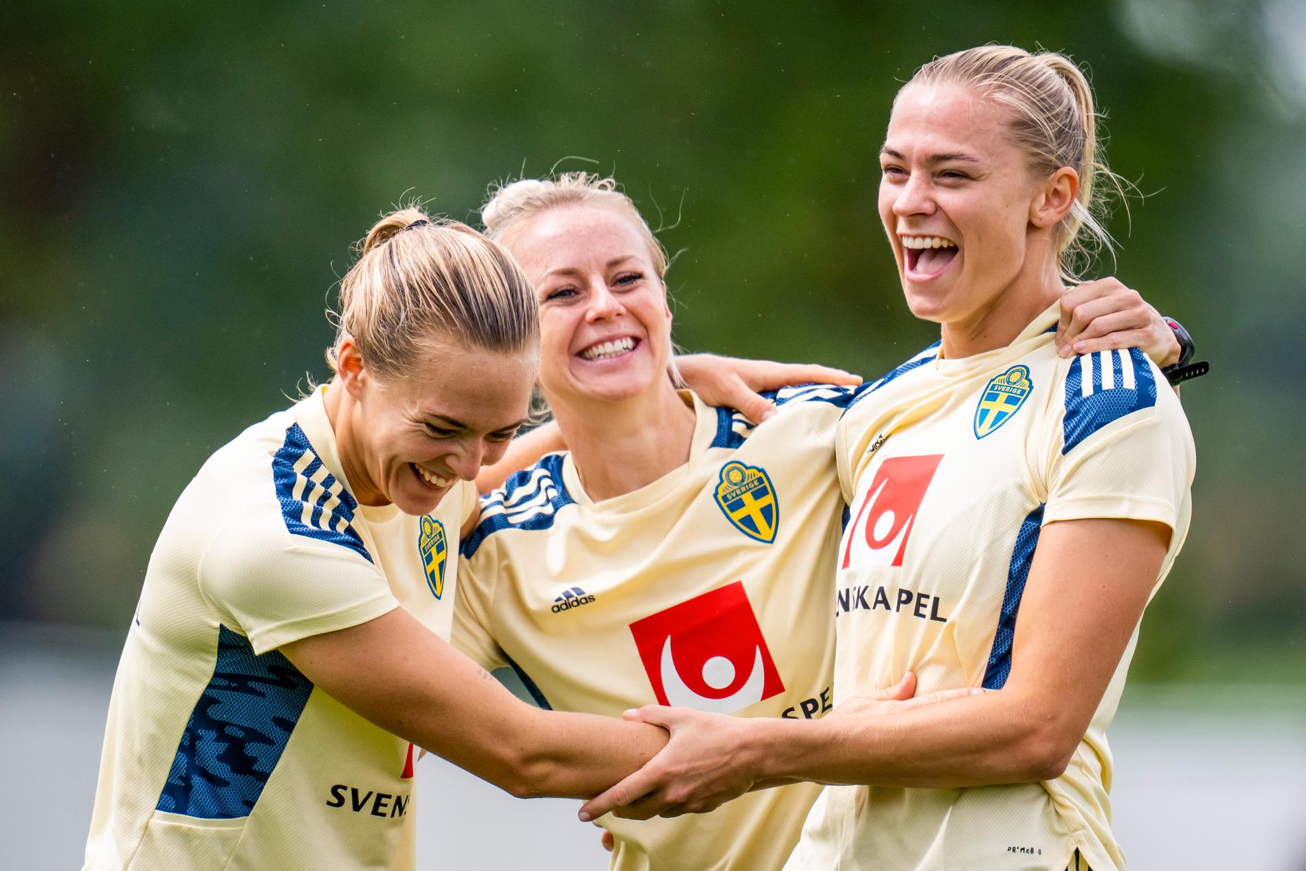 Elin Rubensson, Amanda Ilestedt och Fridolina Rolfö i träning inför semifinalen.
