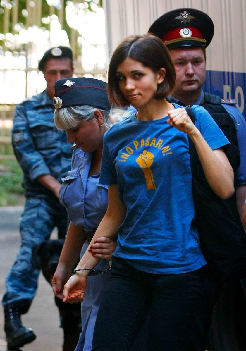 Nadezhda Tolokonnikova i punkgruppen Pussy Riot vid domstolen i Moskva.