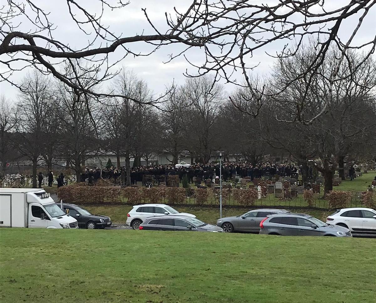 Hundratals människor på kyrkogård i Södertälje.