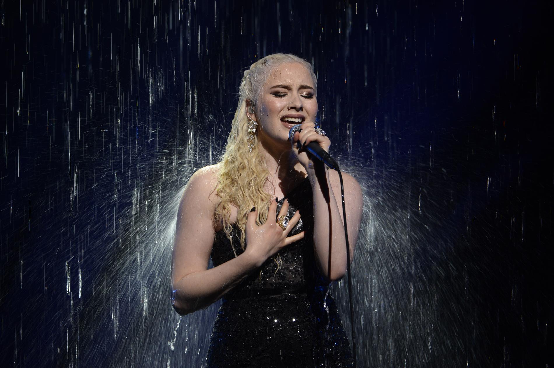 Wiktoria under en repetition inför sitt framträdande i Melodifestivalen 2019. Även då regnade det på scen.