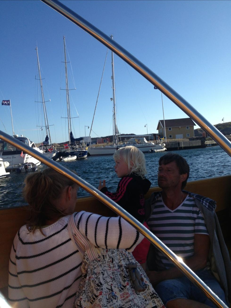 Sommarbild Nova men sin farfar och "extra" farmor på en båttur i Smögen.