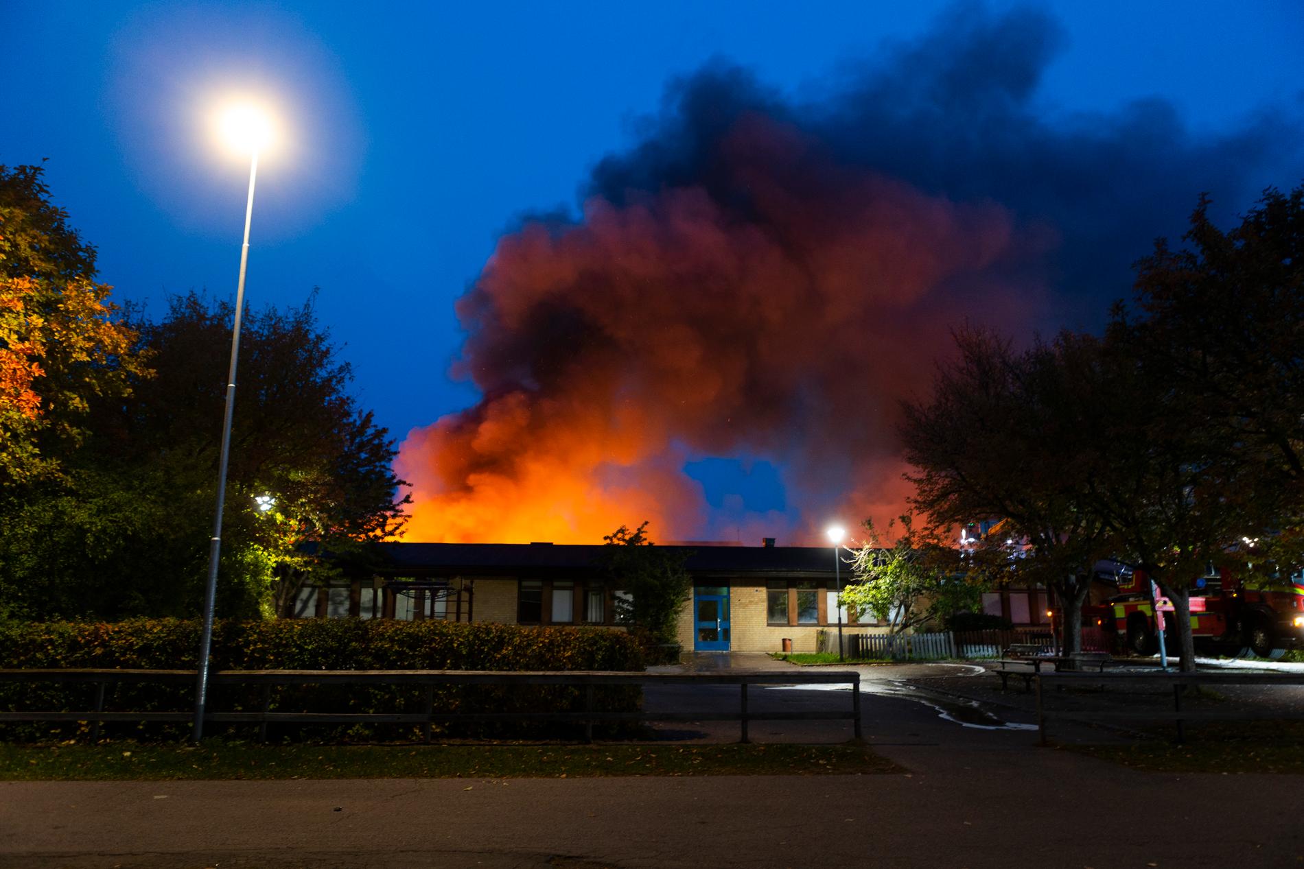 Två unga flickor misstänks för att ha anlagt branden som näst intill totalförstörde Gottsundaskolan i Uppsala.