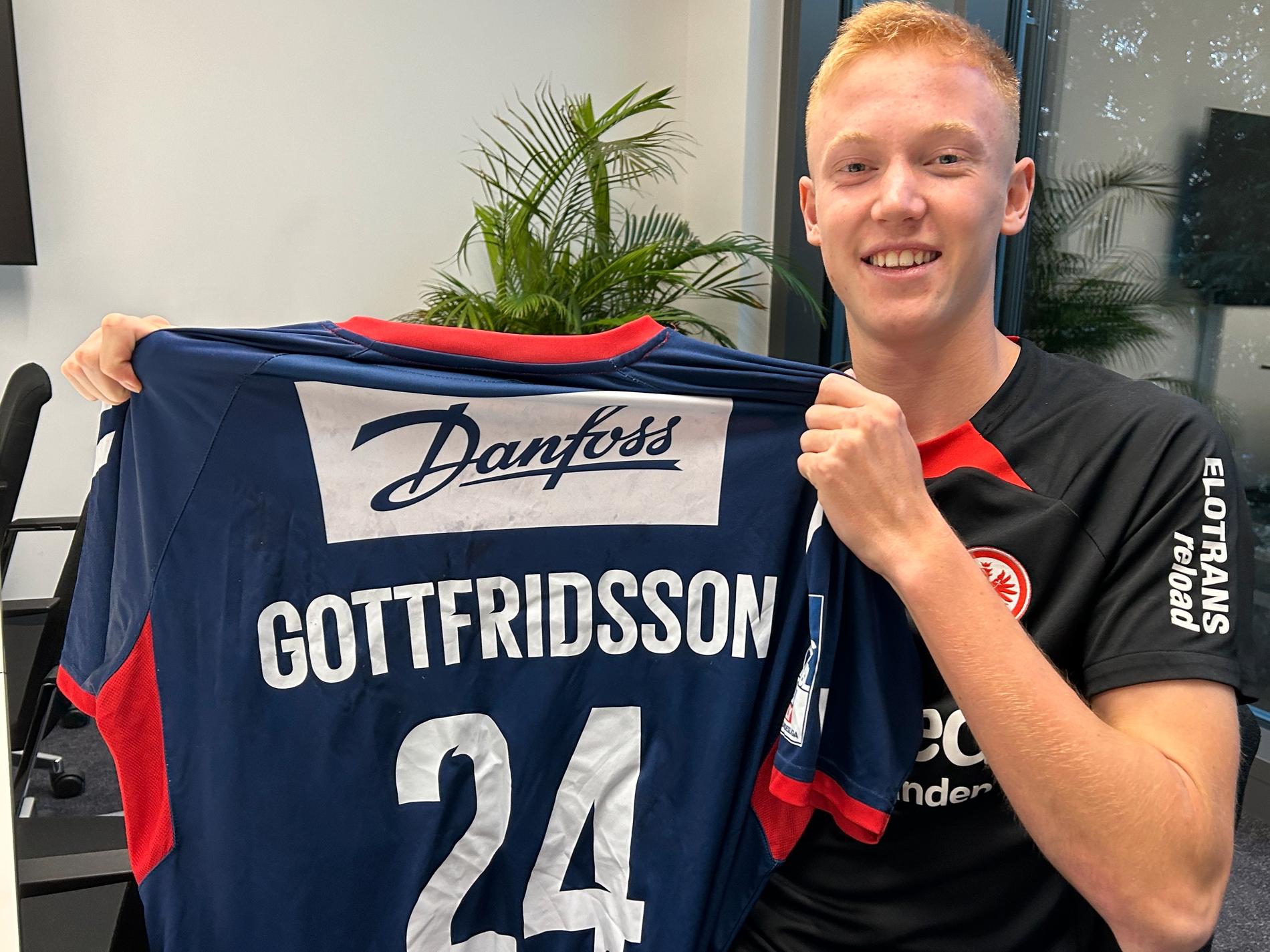 Hugo Larsson håller upp Jim Gottfridssons Flensburg-tröja. 