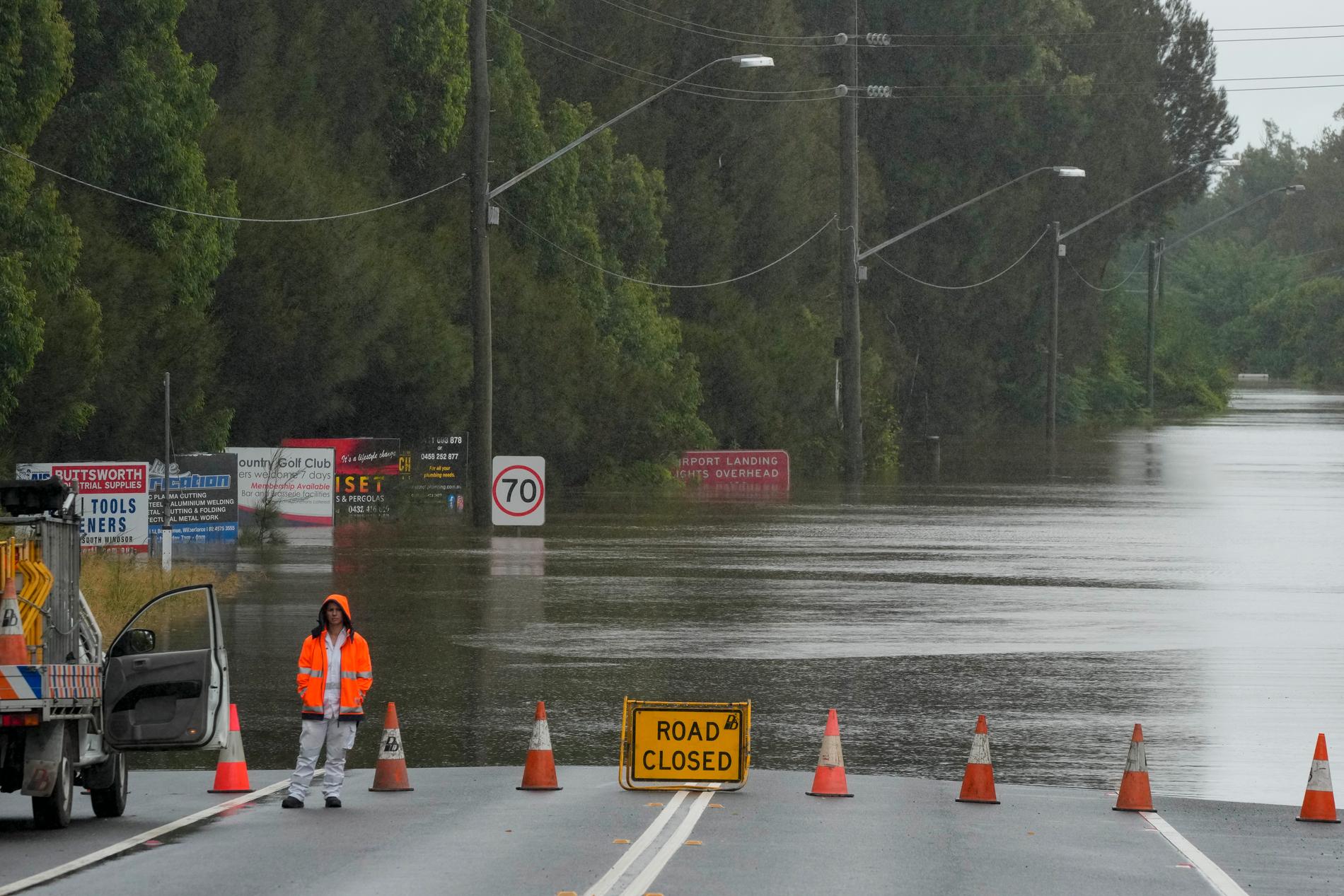 Sydneys västra delar har drabbats hårt av översvämningarna. Här en stor väg i området Windsor som tvingats stängas av på grund av stigande vattenmassor.